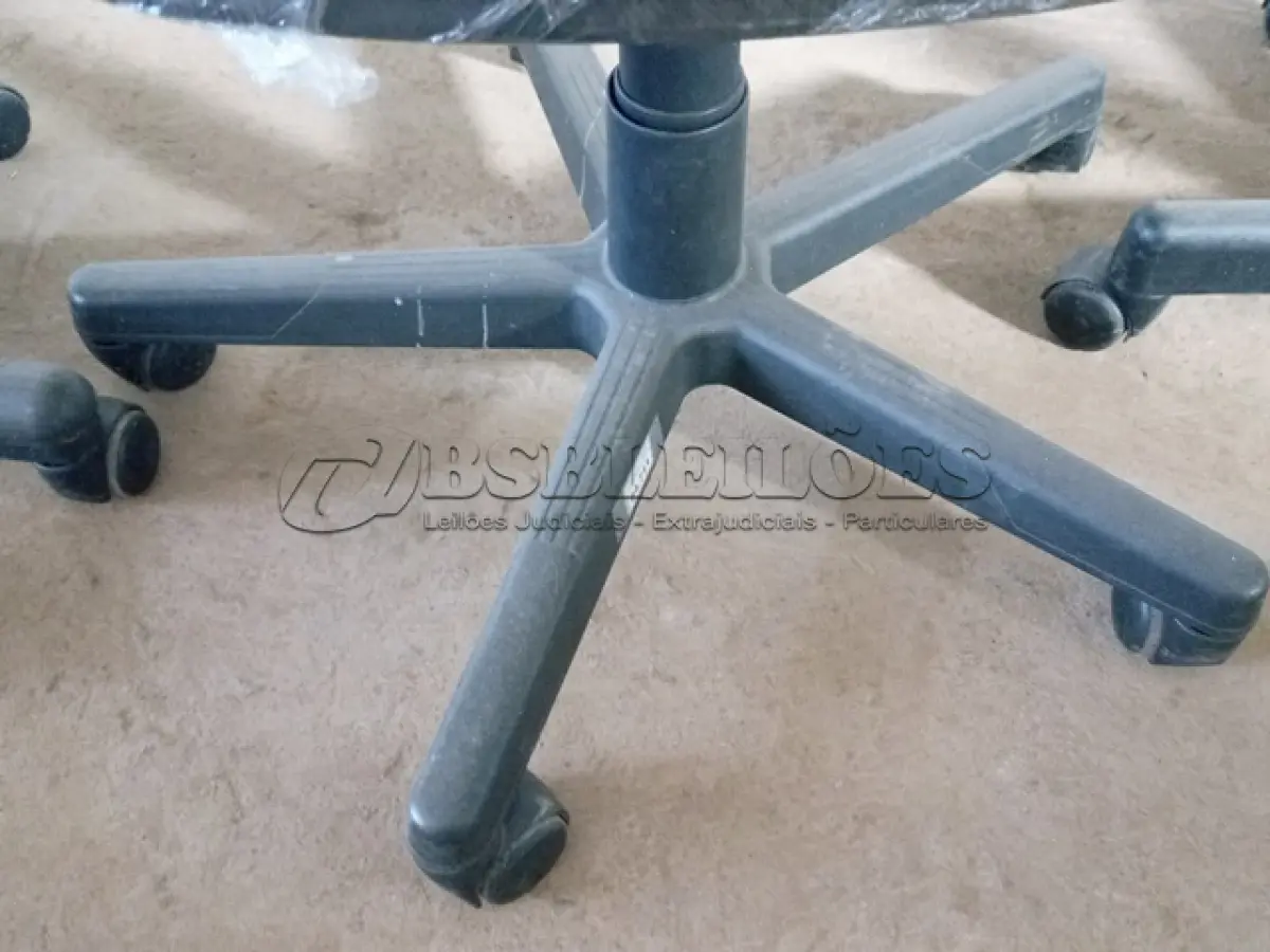LOTE 312 - 01 CADEIRA PRA ESCRITORIO COM BASE GIRATORIA NA COR PRETA. (NO ESTADO, NÃO SABEMOS SE FUNCIONA. LEILÃO NÃO TEM GARANTIA E NEM DEVOLUÇÃO.)