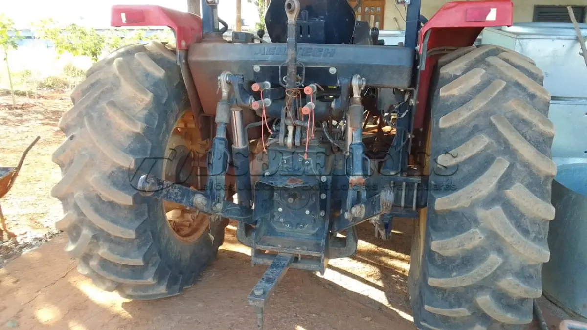 LOTE 001 - 01 TRATOR YANMAR 1185S TURBO 4X4 ANO 2016 COM CREEPER/REDUTOR DE VELOCIDADE ,MOTOR YANMAR 4 CILINDROS TURBO DE 85 CV DE POTENCIA,EQUIPADO COM PESOS DIANTEIROS E COMANDO HIDRÁULICO DUPLO DE 4 SAÍDAS , HORIMETRO ENCONTRA-SE COM : 2330 HORAS,PINTURA ORIGINAL TRATOR SEMI NOVO EM PERFEITO ESTADO DE MECÂNICA E PARTE ELÉTRICA TUDO FUNCIONANDO (NO ESTADO) (VISITAÇÃO AGENDAR 61-98153-0503 JÚNIOR)