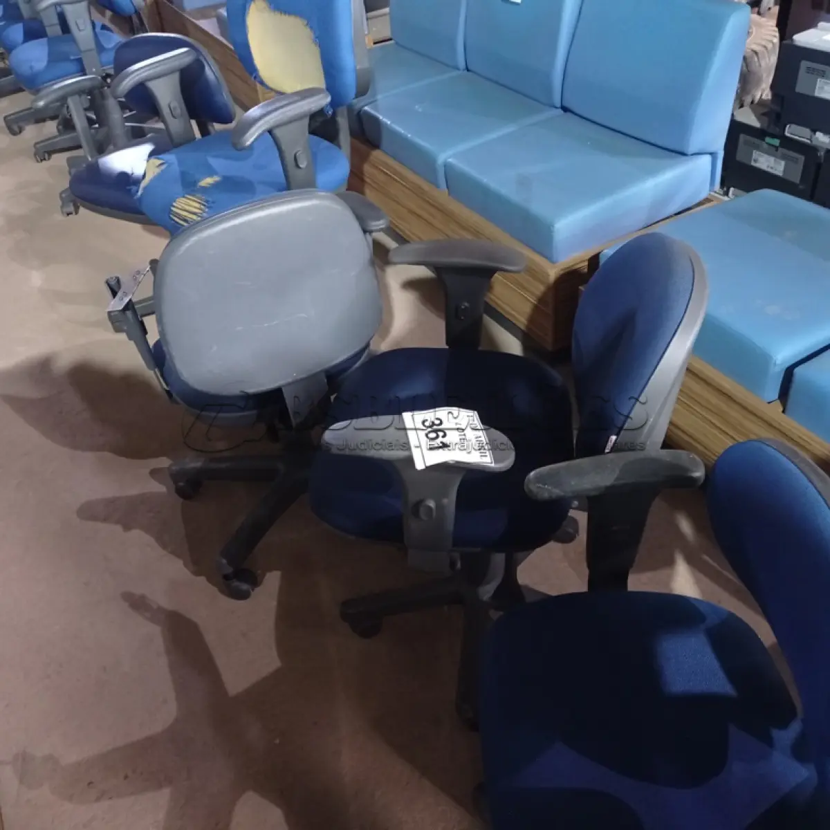 LOTE 361 - 06 CADEIRAS PARA ESCRITÓRIO. (NO ESTADO) ATENÇÃO! FAZER A VISITAÇÃO ANTES DE ARREMATAR, NÃO SABEMOS SE FUNCIONA. LEILÃO NÃO TEM GARANTIA E NEM DEVOLUÇÃO, SUJEITO A POSSÍVEIS AVARIAS VISÍVEIS/OCULTAS E/OU AUSÊNCIA DE COMPONENTES.