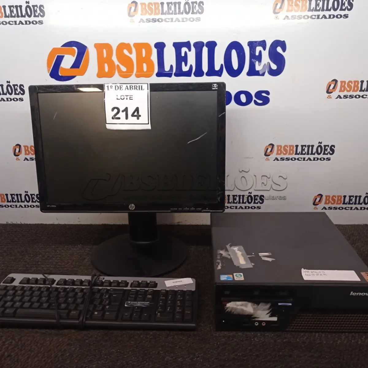 LOTE 214 - 01 CPU LENOVO E 01 MONITOR COM TECLADO. (NO ESTADO) ATENÇÃO! FAZER A VISITAÇÃO ANTES DE ARREMATAR, NÃO SABEMOS SE FUNCIONA. LEILÃO NÃO TEM GARANTIA E NEM DEVOLUÇÃO, SUJEITO A POSSÍVEIS AVARIAS VISÍVEIS/OCULTAS E/OU AUSÊNCIA DE COMPONENTES.