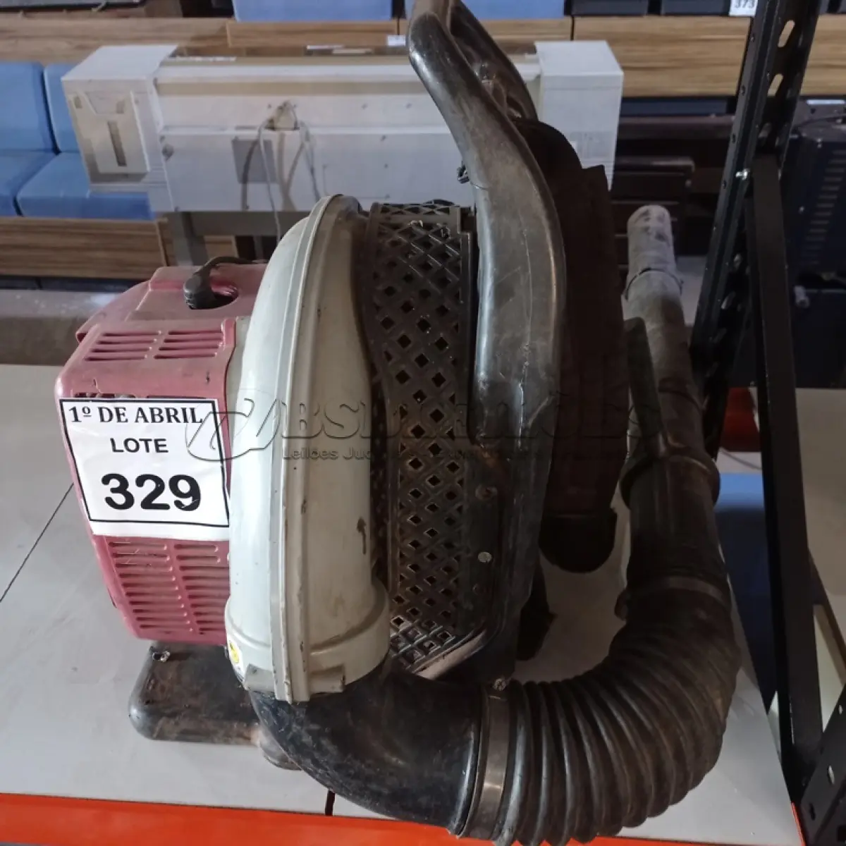 LOTE 329 - 01 SOPRADOR DE FOLHAS A GASOLINA. (NO ESTADO) ATENÇÃO! FAZER A VISITAÇÃO ANTES DE ARREMATAR, NÃO SABEMOS SE FUNCIONA. LEILÃO NÃO TEM GARANTIA E NEM DEVOLUÇÃO, SUJEITO A POSSÍVEIS AVARIAS VISÍVEIS/OCULTAS E/OU AUSÊNCIA DE COMPONENTES.