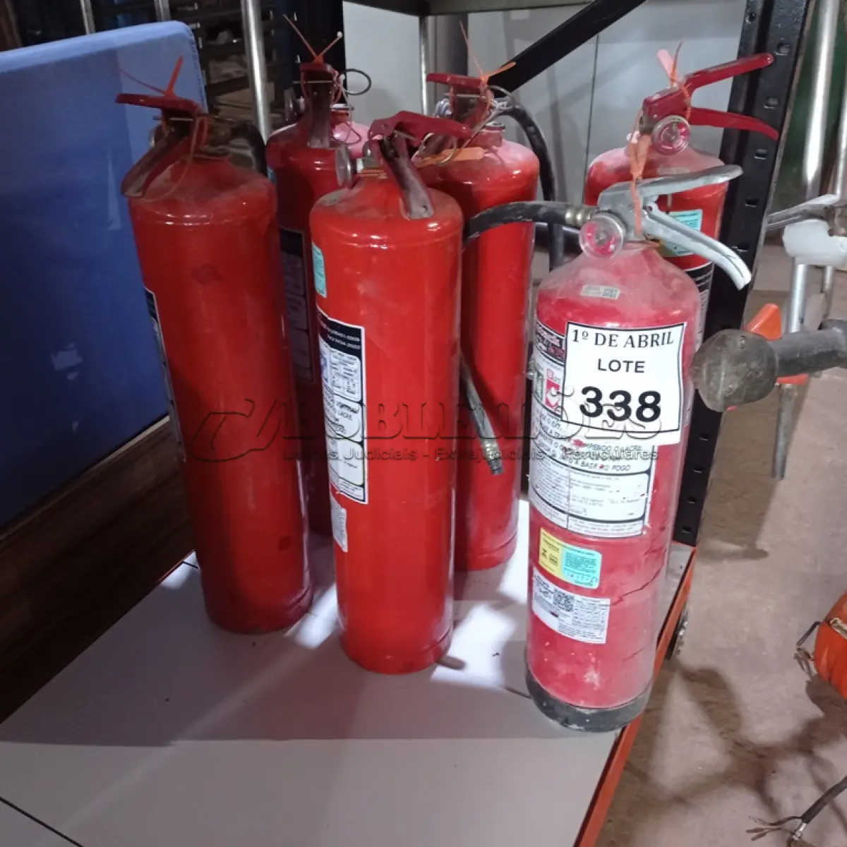 LOTE 338 - 06 EXTINTORES DE INCÊNDIO. (NO ESTADO) ATENÇÃO! FAZER A VISITAÇÃO ANTES DE ARREMATAR, NÃO SABEMOS SE FUNCIONA. LEILÃO NÃO TEM GARANTIA E NEM DEVOLUÇÃO, SUJEITO A POSSÍVEIS AVARIAS VISÍVEIS/OCULTAS E/OU AUSÊNCIA DE COMPONENTES.