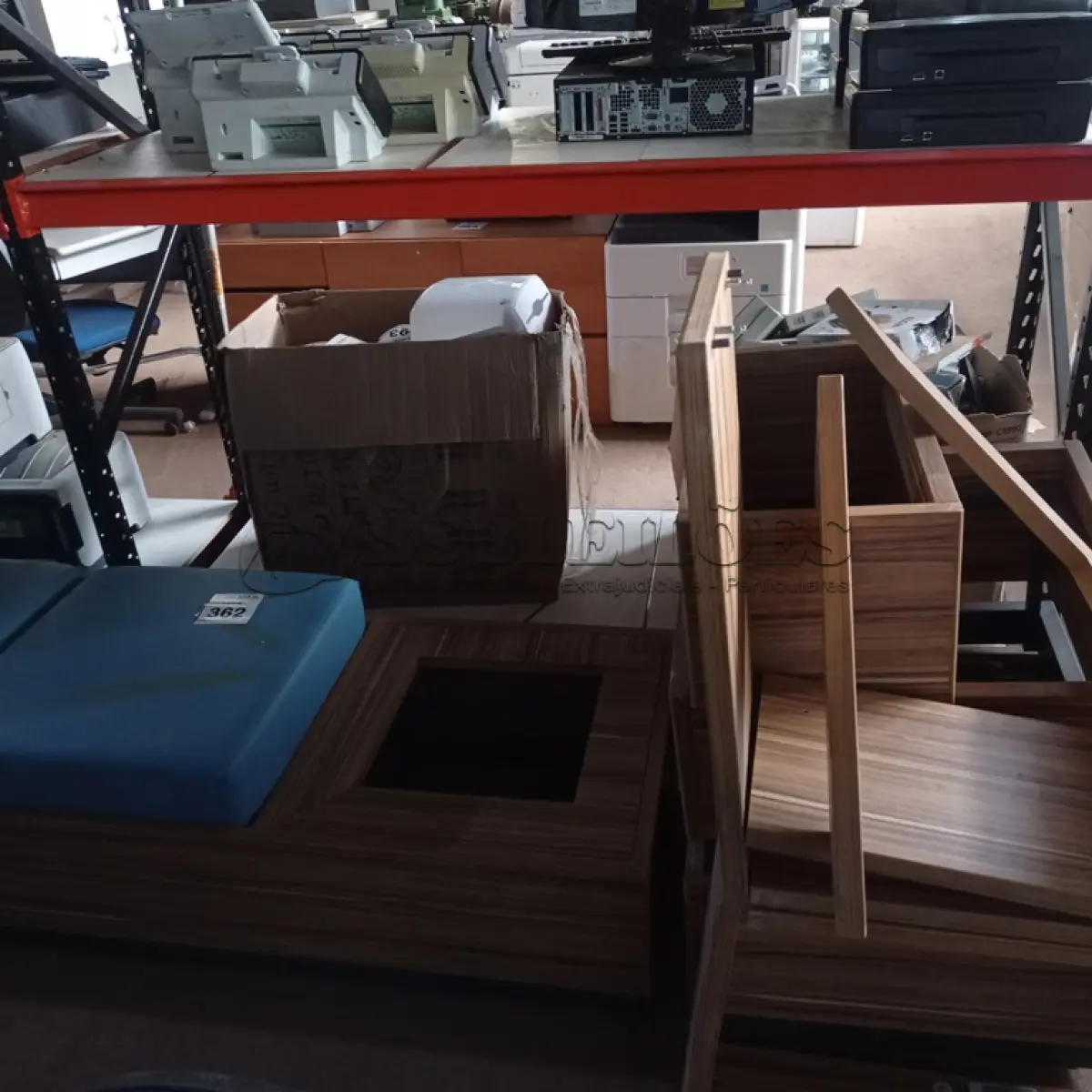 LOTE 362 - 01 BANCO EM MADEIRA COM 02 ACENTOS. (NO ESTADO) ATENÇÃO! FAZER A VISITAÇÃO ANTES DE ARREMATAR, NÃO SABEMOS SE FUNCIONA. LEILÃO NÃO TEM GARANTIA E NEM DEVOLUÇÃO, SUJEITO A POSSÍVEIS AVARIAS VISÍVEIS/OCULTAS E/OU AUSÊNCIA DE COMPONENTES.