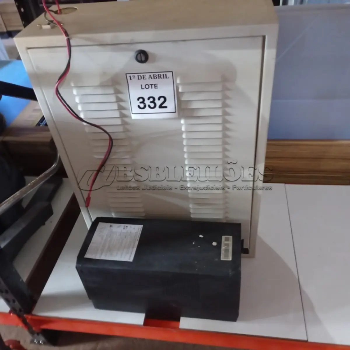 LOTE 332 - 01 BANCO PARA BATERIAS E 01 NOBREAK. (NO ESTADO) ATENÇÃO! FAZER A VISITAÇÃO ANTES DE ARREMATAR, NÃO SABEMOS SE FUNCIONA. LEILÃO NÃO TEM GARANTIA E NEM DEVOLUÇÃO, SUJEITO A POSSÍVEIS AVARIAS VISÍVEIS/OCULTAS E/OU AUSÊNCIA DE COMPONENTES.