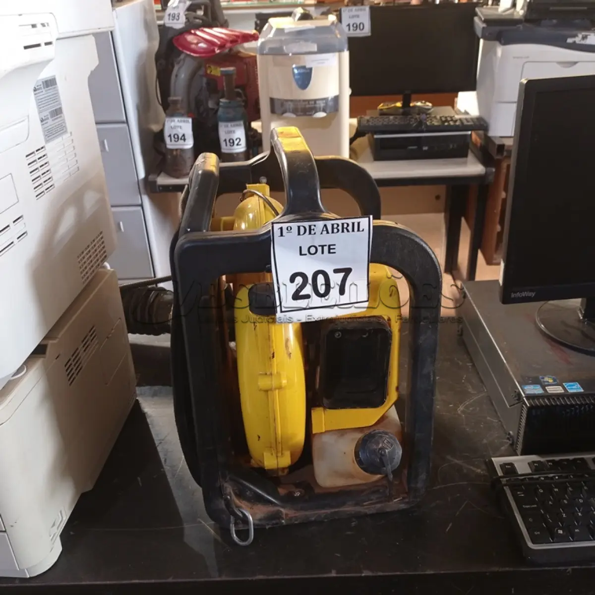 LOTE 207 - 01 SOPRADOR DE FOLHAS COSTAL A GASOLINA VONDER. (NO ESTADO) ATENÇÃO! FAZER A VISITAÇÃO ANTES DE ARREMATAR, NÃO SABEMOS SE FUNCIONA. LEILÃO NÃO TEM GARANTIA E NEM DEVOLUÇÃO, SUJEITO A POSSÍVEIS AVARIAS VISÍVEIS/OCULTAS E/OU AUSÊNCIA DE COMPONENTES.