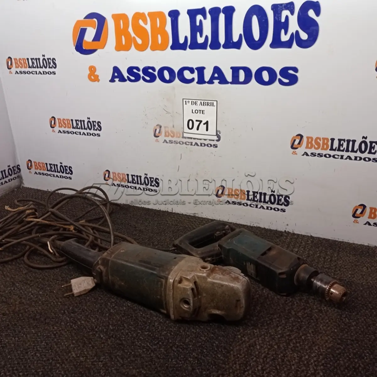 LOTE 071 - 01 ESMERILHADEIRA E 01 FURADEIRA. (NO ESTADO) ATENÇÃO! FAZER A VISITAÇÃO ANTES DE ARREMATAR, NÃO SABEMOS SE FUNCIONA. LEILÃO NÃO TEM GARANTIA E NEM DEVOLUÇÃO, SUJEITO A POSSÍVEIS AVARIAS VISÍVEIS/OCULTAS E/OU AUSÊNCIA DE COMPONENTES.
