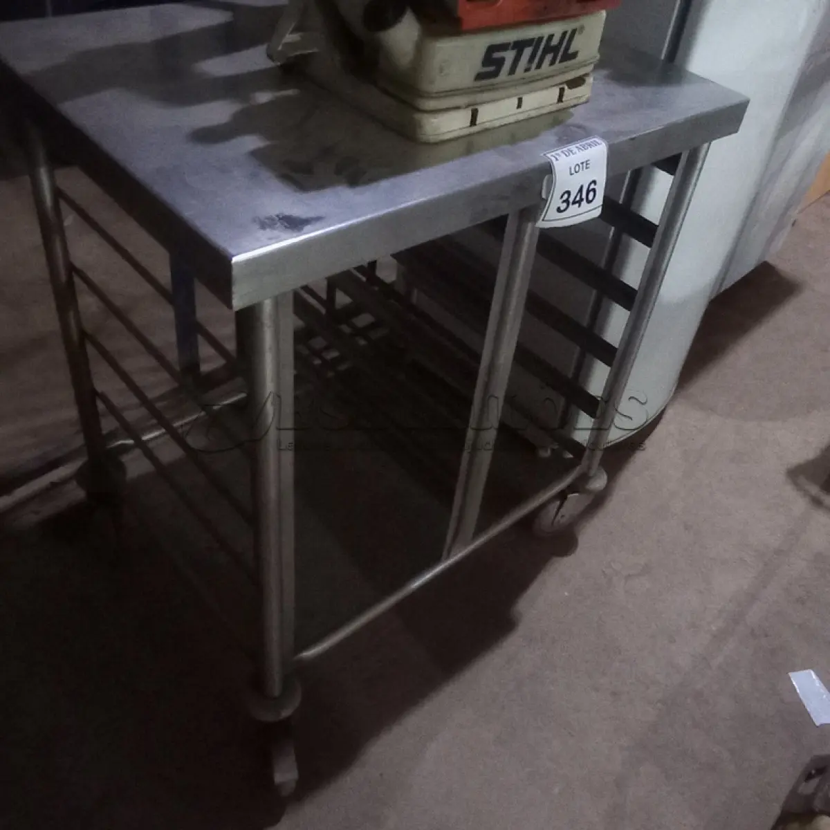 LOTE 346 - 01 CARRINHO PARA BANDEJAS EM INOX. (NO ESTADO) ATENÇÃO! FAZER A VISITAÇÃO ANTES DE ARREMATAR, NÃO SABEMOS SE FUNCIONA. LEILÃO NÃO TEM GARANTIA E NEM DEVOLUÇÃO, SUJEITO A POSSÍVEIS AVARIAS VISÍVEIS/OCULTAS E/OU AUSÊNCIA DE COMPONENTES.