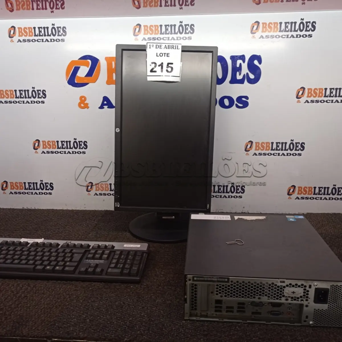 LOTE 215 - 01 CPU LENOVO E 01 MONITOR COM TECLADO. (NO ESTADO) ATENÇÃO! FAZER A VISITAÇÃO ANTES DE ARREMATAR, NÃO SABEMOS SE FUNCIONA. LEILÃO NÃO TEM GARANTIA E NEM DEVOLUÇÃO, SUJEITO A POSSÍVEIS AVARIAS VISÍVEIS/OCULTAS E/OU AUSÊNCIA DE COMPONENTES.