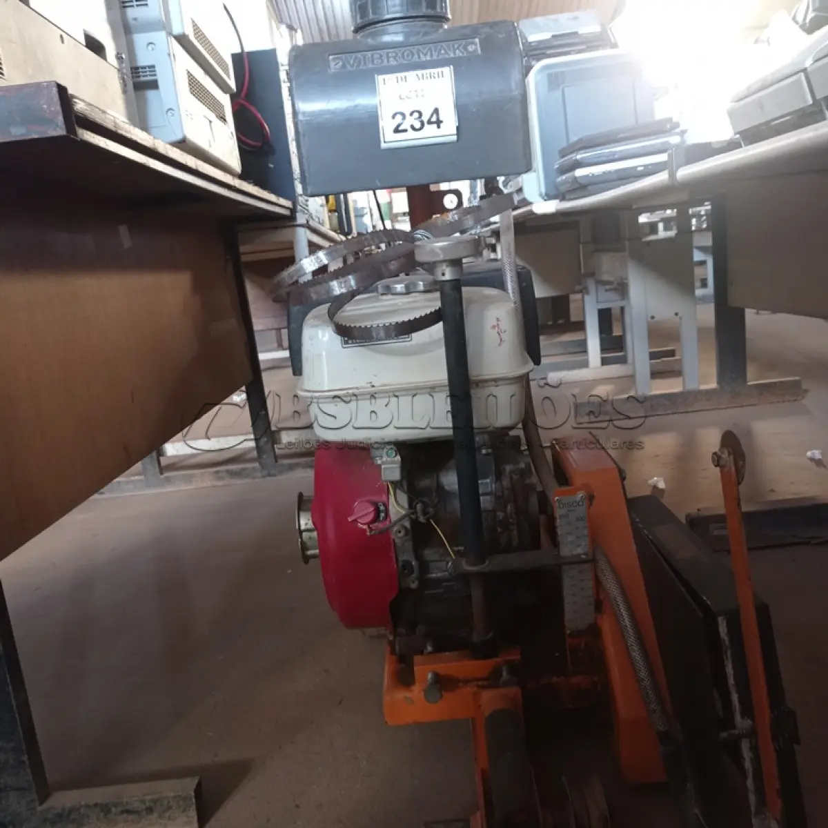 LOTE 234 - 01CONTADORA DE PISO A GASOLINA VIBRO MAK. (NO ESTADO) ATENÇÃO! FAZER A VISITAÇÃO ANTES DE ARREMATAR, NÃO SABEMOS SE FUNCIONA. LEILÃO NÃO TEM GARANTIA E NEM DEVOLUÇÃO, SUJEITO A POSSÍVEIS AVARIAS VISÍVEIS/OCULTAS E/OU AUSÊNCIA DE COMPONENTES.