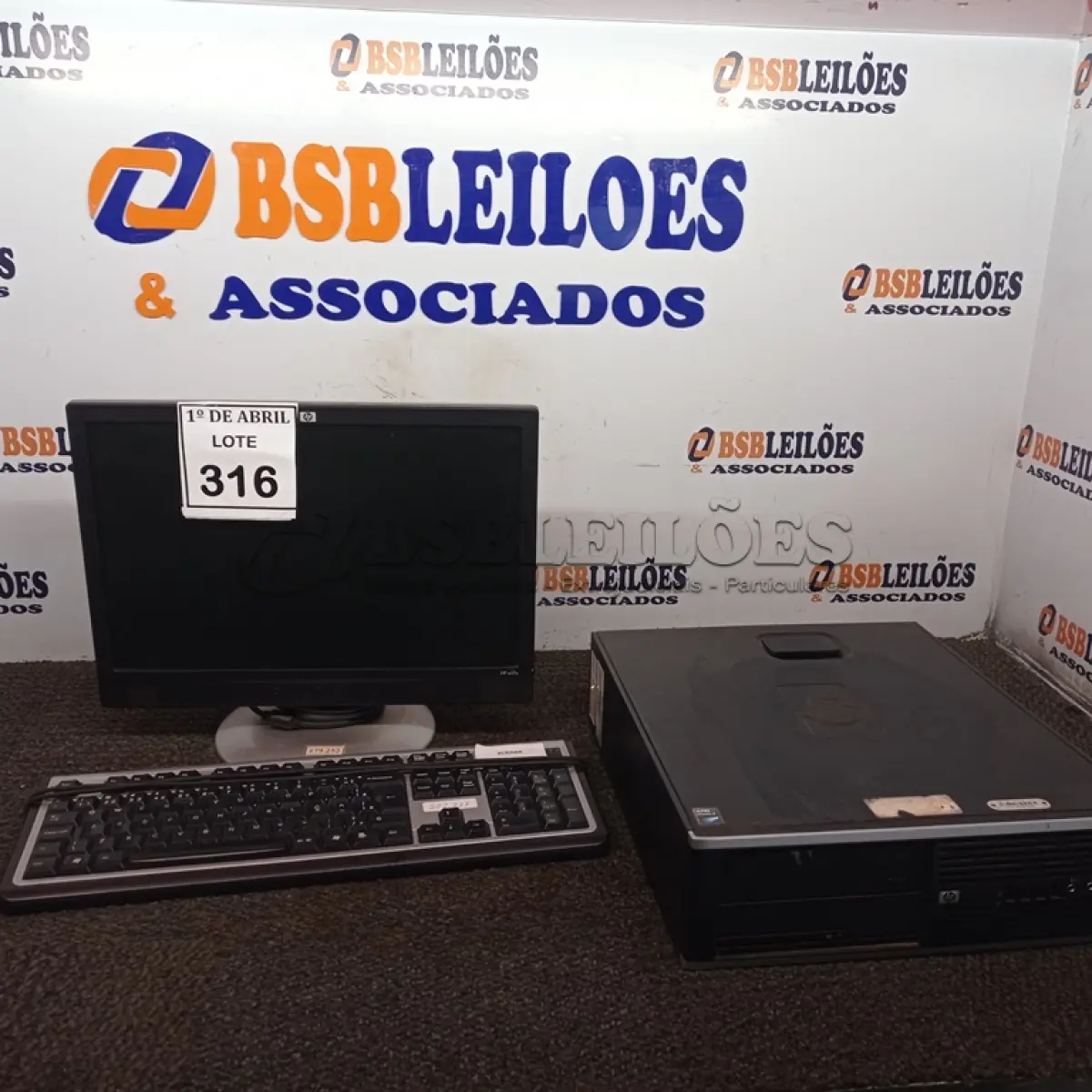 LOTE 316 - 01 CPU HP, 01 MONITOR E 01 TECLADO. (NO ESTADO) ATENÇÃO! FAZER A VISITAÇÃO ANTES DE ARREMATAR, NÃO SABEMOS SE FUNCIONA. LEILÃO NÃO TEM GARANTIA E NEM DEVOLUÇÃO, SUJEITO A POSSÍVEIS AVARIAS VISÍVEIS/OCULTAS E/OU AUSÊNCIA DE COMPONENTES.