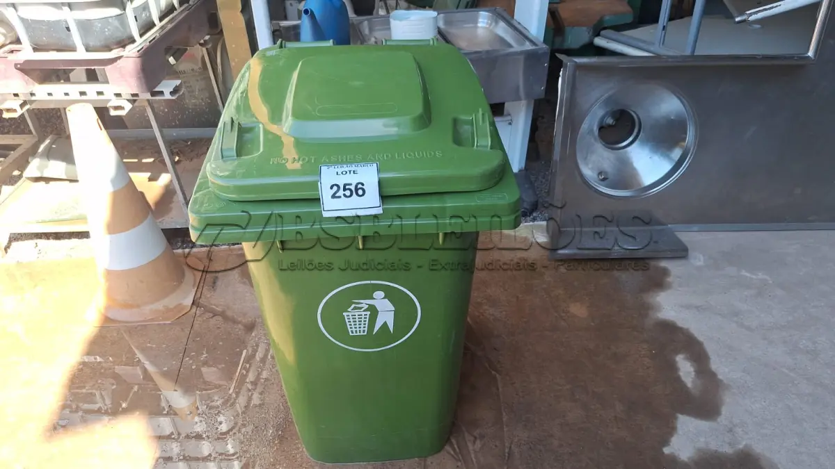 LOTE 256 - 01 LIXEIRA DE 240 LITROS. (NO ESTADO) ATENÇÃO! FAZER A VISITAÇÃO ANTES DE ARREMATAR, NÃO SABEMOS SE FUNCIONA. LEILÃO NÃO TEM GARANTIA E NEM DEVOLUÇÃO, SUJEITO A POSSÍVEIS AVARIAS VISÍVEIS/OCULTAS E/OU AUSÊNCIA DE COMPONENTES.