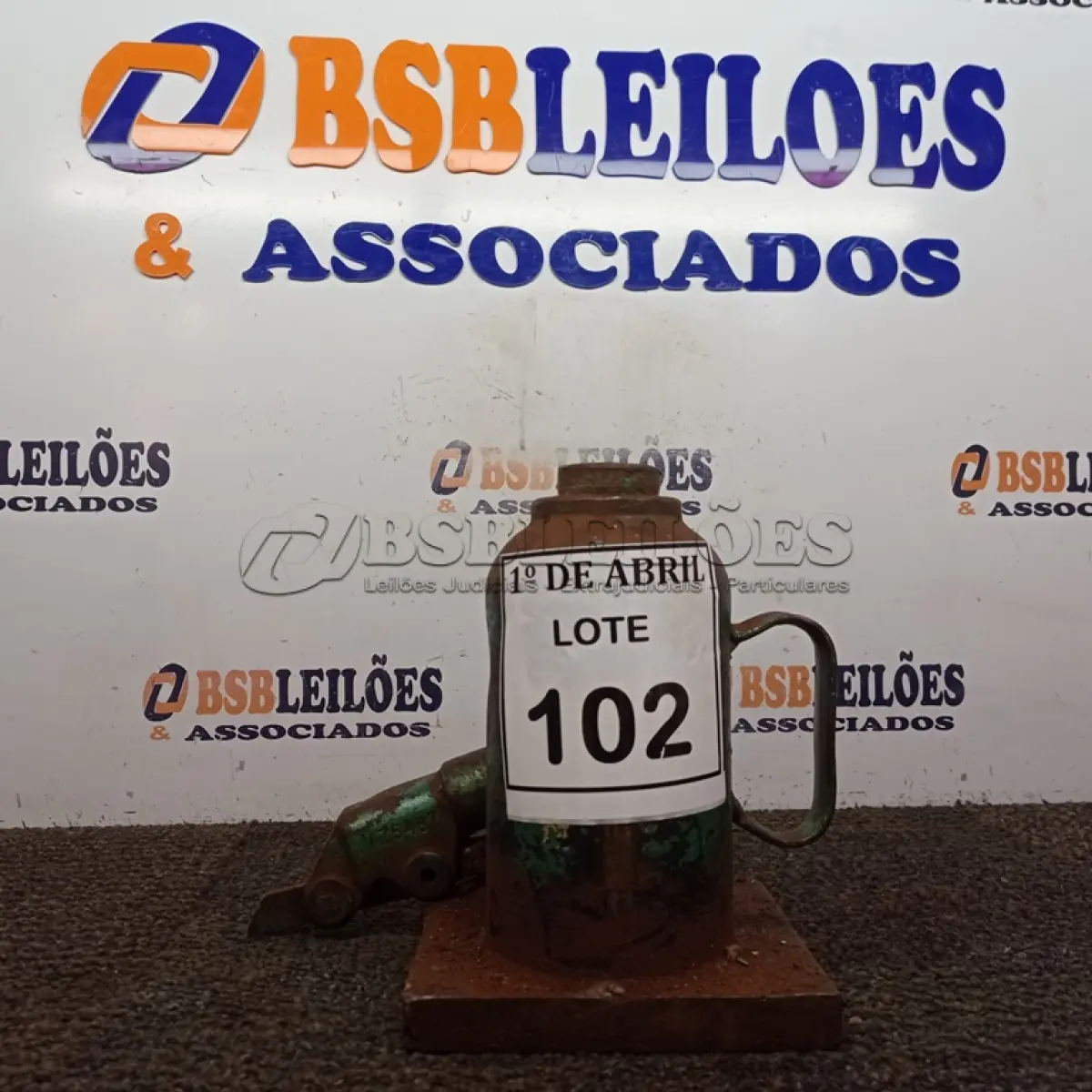 LOTE 102 - 01 MACACO GARRAFÃO. (NO ESTADO) ATENÇÃO! FAZER A VISITAÇÃO ANTES DE ARREMATAR, NÃO SABEMOS SE FUNCIONA. LEILÃO NÃO TEM GARANTIA E NEM DEVOLUÇÃO, SUJEITO A POSSÍVEIS AVARIAS VISÍVEIS/OCULTAS E/OU AUSÊNCIA DE COMPONENTES.