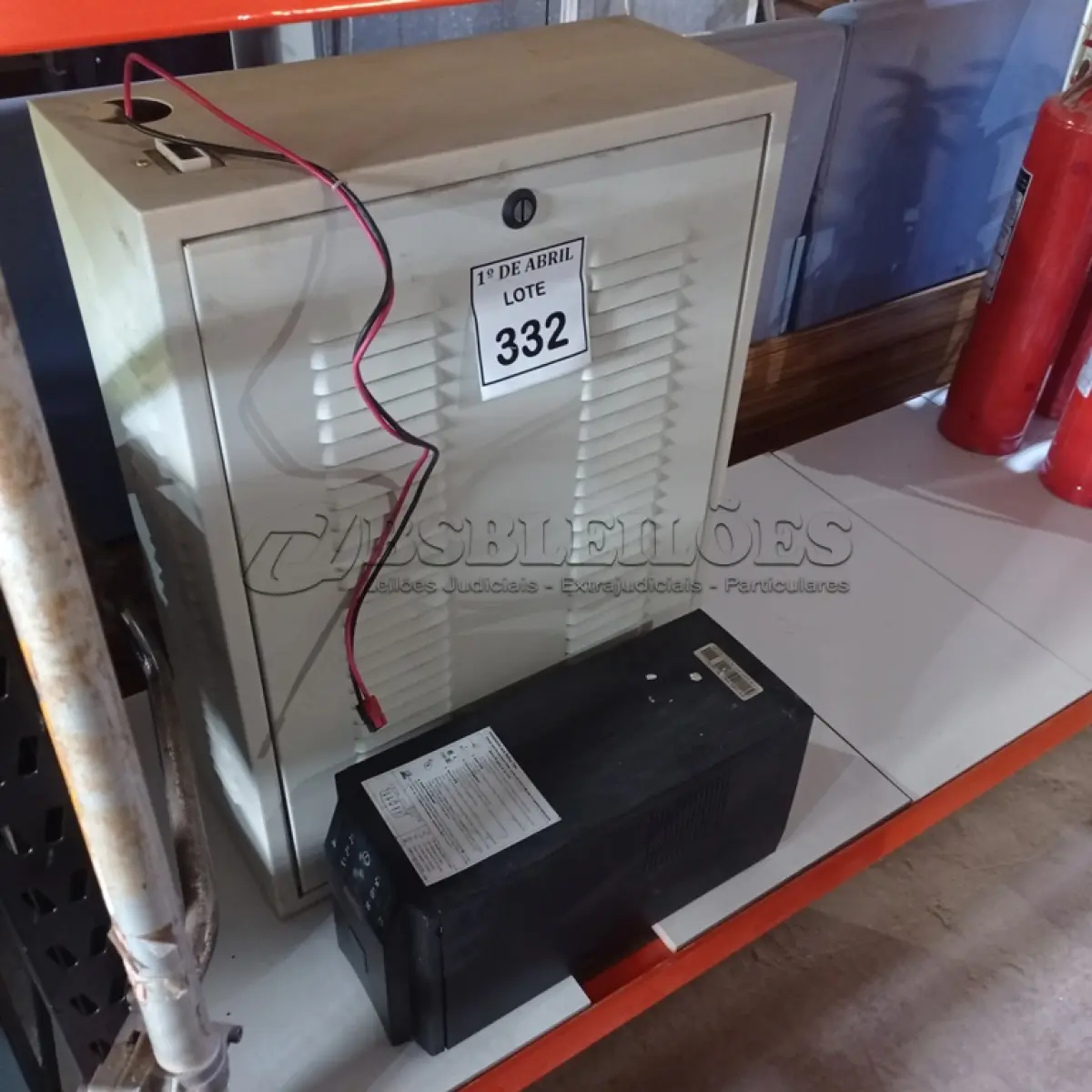 LOTE 332 - 01 BANCO PARA BATERIAS E 01 NOBREAK. (NO ESTADO) ATENÇÃO! FAZER A VISITAÇÃO ANTES DE ARREMATAR, NÃO SABEMOS SE FUNCIONA. LEILÃO NÃO TEM GARANTIA E NEM DEVOLUÇÃO, SUJEITO A POSSÍVEIS AVARIAS VISÍVEIS/OCULTAS E/OU AUSÊNCIA DE COMPONENTES.