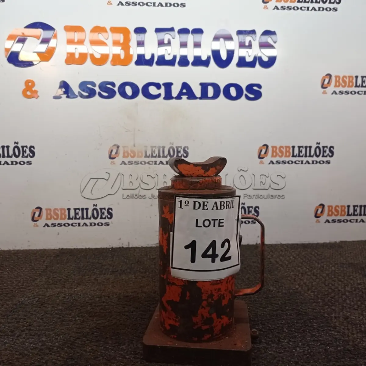 LOTE 142 - 01 MACACO GARRAFÃO. (NO ESTADO) ATENÇÃO! FAZER A VISITAÇÃO ANTES DE ARREMATAR, NÃO SABEMOS SE FUNCIONA. LEILÃO NÃO TEM GARANTIA E NEM DEVOLUÇÃO, SUJEITO A POSSÍVEIS AVARIAS VISÍVEIS/OCULTAS E/OU AUSÊNCIA DE COMPONENTES.