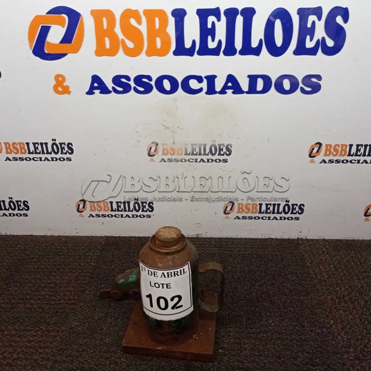 LOTE 102 - 01 MACACO GARRAFÃO. (NO ESTADO) ATENÇÃO! FAZER A VISITAÇÃO ANTES DE ARREMATAR, NÃO SABEMOS SE FUNCIONA. LEILÃO NÃO TEM GARANTIA E NEM DEVOLUÇÃO, SUJEITO A POSSÍVEIS AVARIAS VISÍVEIS/OCULTAS E/OU AUSÊNCIA DE COMPONENTES.