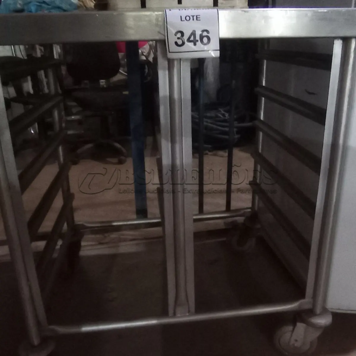 LOTE 346 - 01 CARRINHO PARA BANDEJAS EM INOX. (NO ESTADO) ATENÇÃO! FAZER A VISITAÇÃO ANTES DE ARREMATAR, NÃO SABEMOS SE FUNCIONA. LEILÃO NÃO TEM GARANTIA E NEM DEVOLUÇÃO, SUJEITO A POSSÍVEIS AVARIAS VISÍVEIS/OCULTAS E/OU AUSÊNCIA DE COMPONENTES.