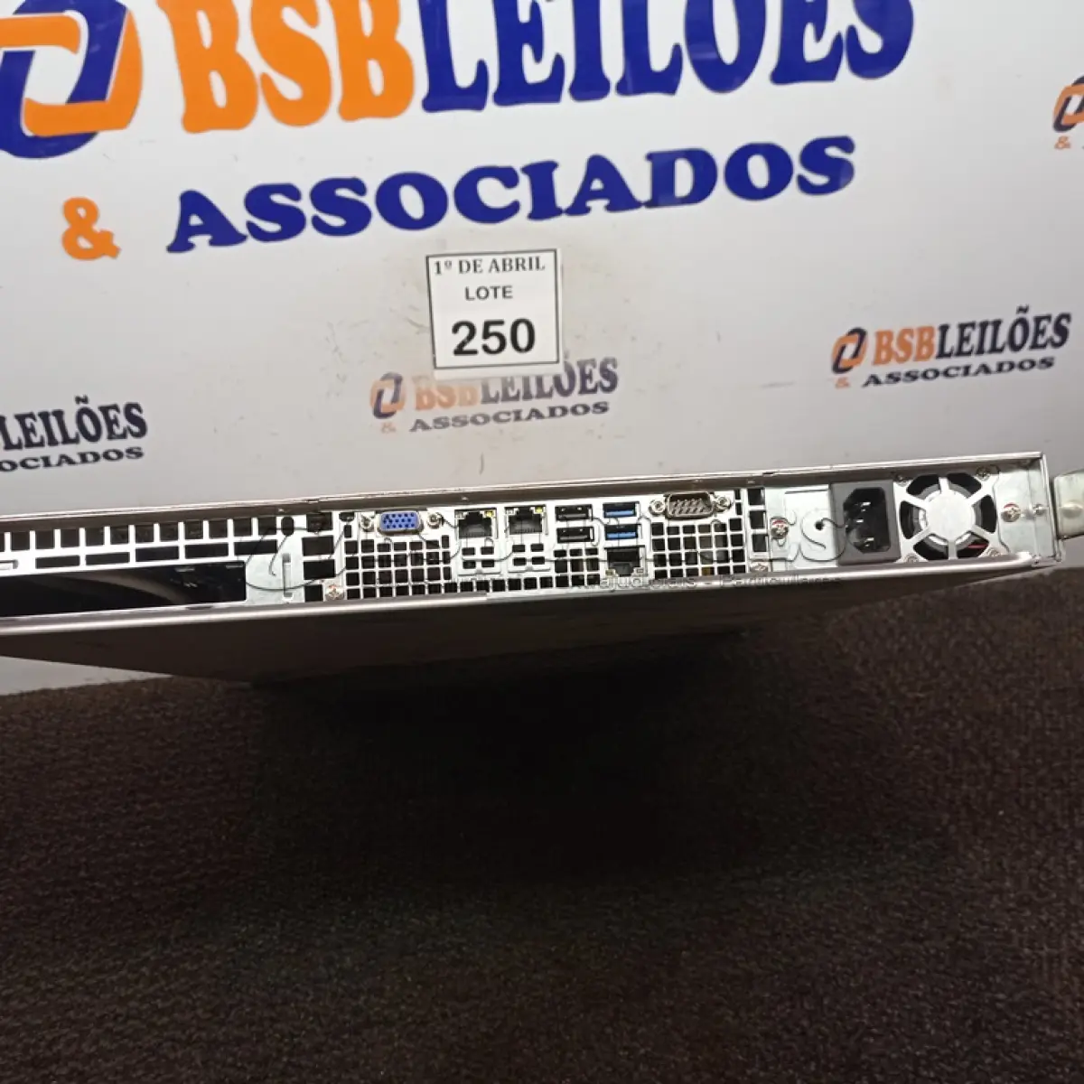 LOTE 250 - 01 SERVIDOR DIEBOLD. (NO ESTADO) ATENÇÃO! FAZER A VISITAÇÃO ANTES DE ARREMATAR, NÃO SABEMOS SE FUNCIONA. LEILÃO NÃO TEM GARANTIA E NEM DEVOLUÇÃO, SUJEITO A POSSÍVEIS AVARIAS VISÍVEIS/OCULTAS E/OU AUSÊNCIA DE COMPONENTES.