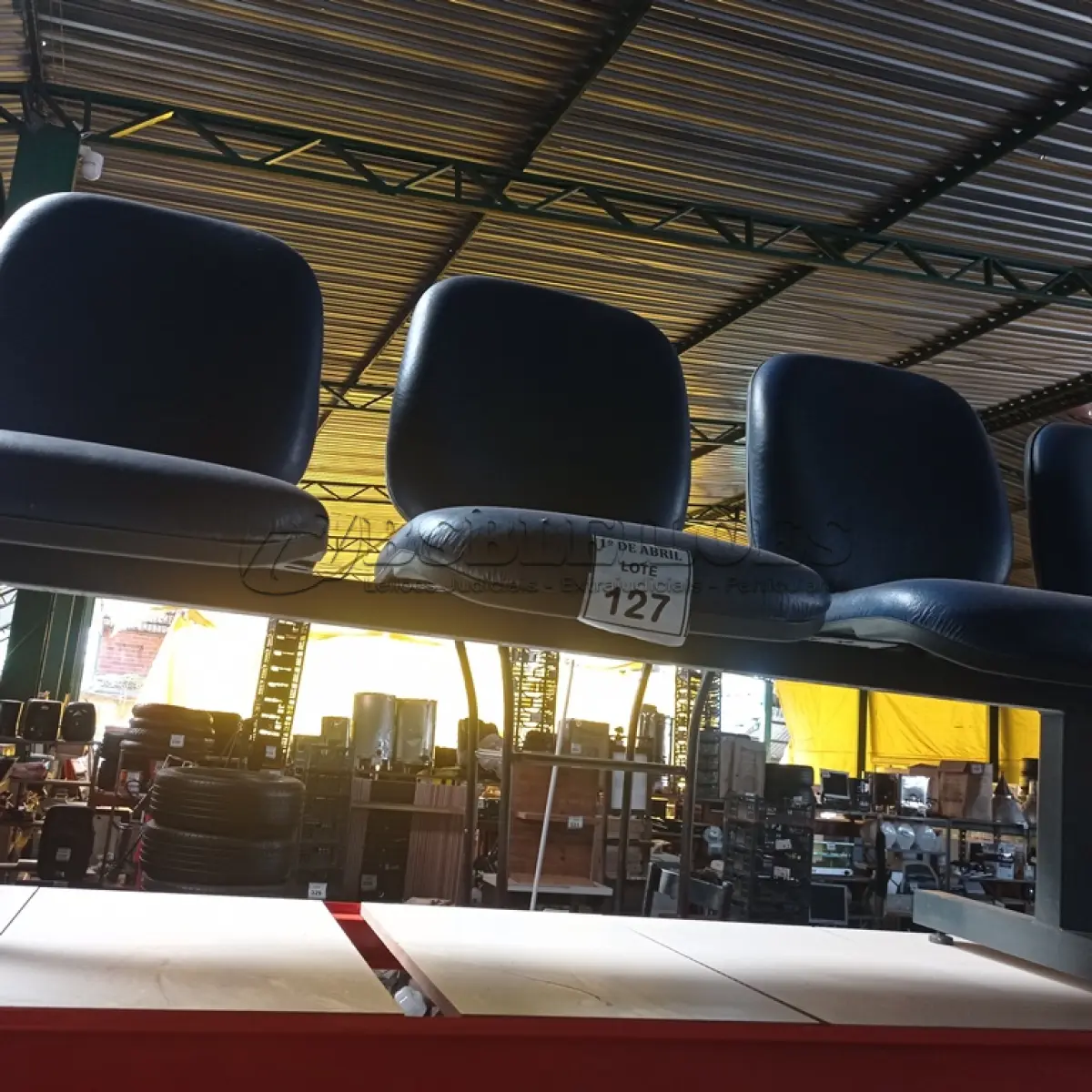 LOTE 127 - 01 LONGARINA 03 LUGARES. (NO ESTADO) ATENÇÃO! FAZER A VISITAÇÃO ANTES DE ARREMATAR, NÃO SABEMOS SE FUNCIONA. LEILÃO NÃO TEM GARANTIA E NEM DEVOLUÇÃO, SUJEITO A POSSÍVEIS AVARIAS VISÍVEIS/OCULTAS E/OU AUSÊNCIA DE COMPONENTES.