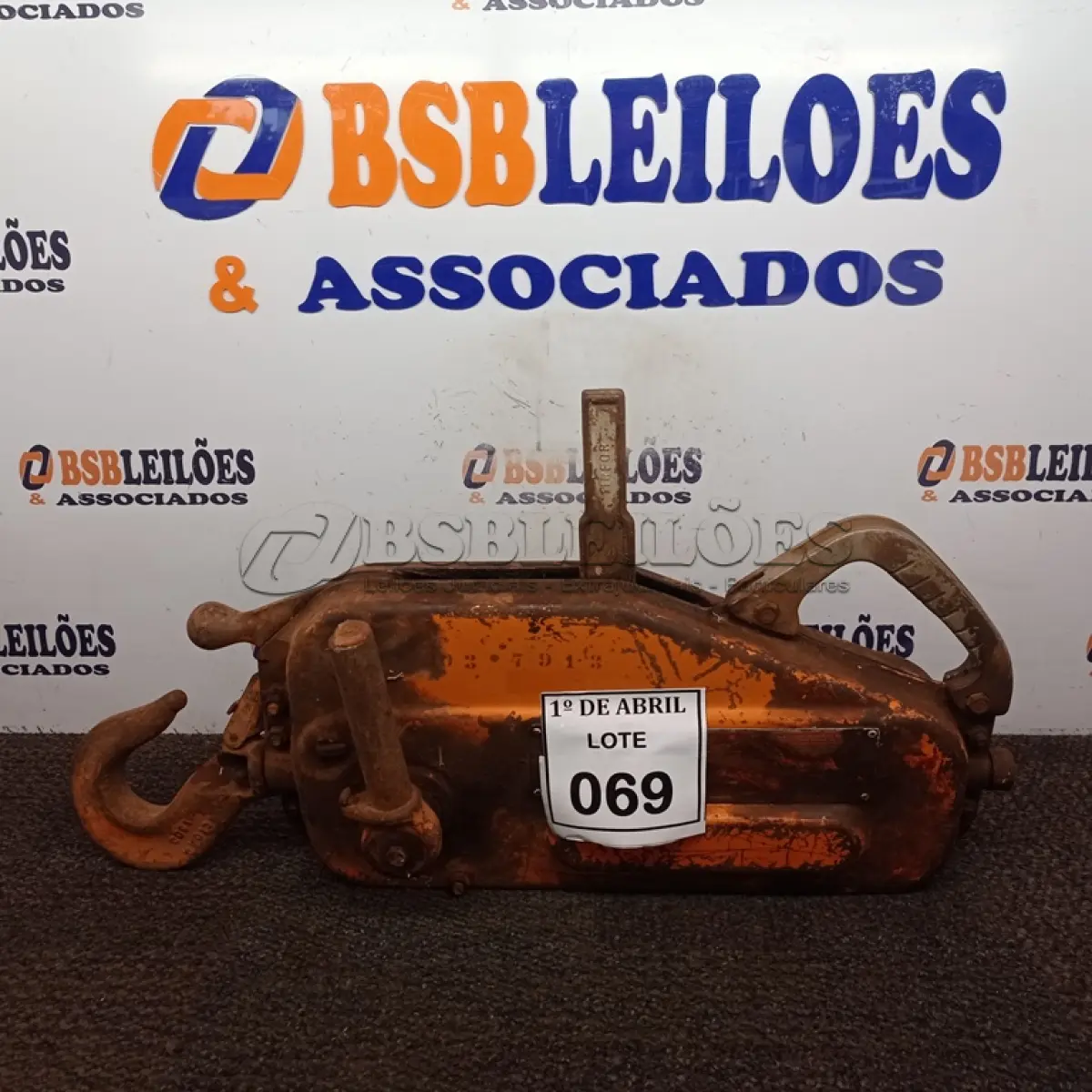 LOTE 069 - 01 TALHA MANUAL. (NO ESTADO) ATENÇÃO! FAZER A VISITAÇÃO ANTES DE ARREMATAR, NÃO SABEMOS SE FUNCIONA. LEILÃO NÃO TEM GARANTIA E NEM DEVOLUÇÃO, SUJEITO A POSSÍVEIS AVARIAS VISÍVEIS/OCULTAS E/OU AUSÊNCIA DE COMPONENTES.