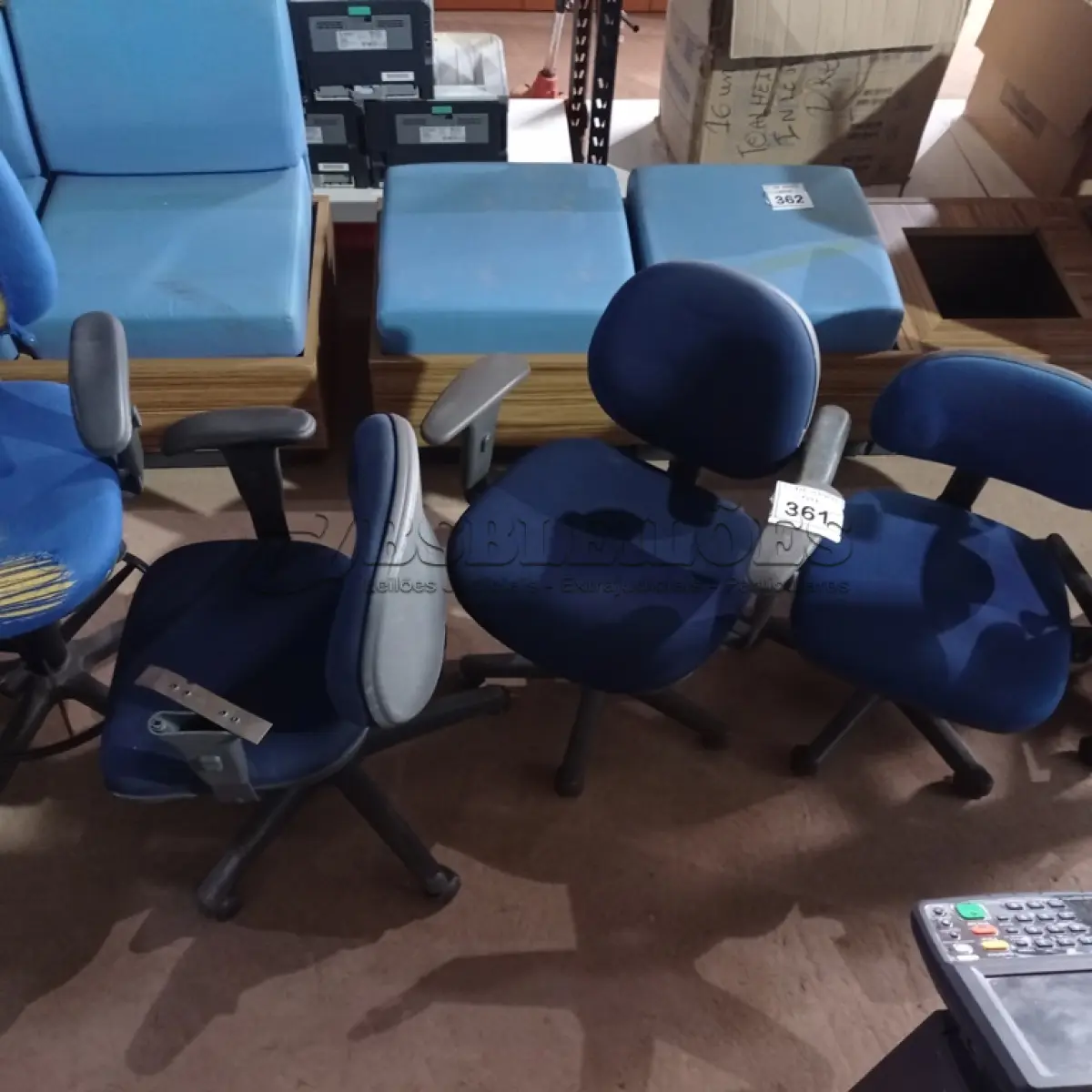 LOTE 361 - 06 CADEIRAS PARA ESCRITÓRIO. (NO ESTADO) ATENÇÃO! FAZER A VISITAÇÃO ANTES DE ARREMATAR, NÃO SABEMOS SE FUNCIONA. LEILÃO NÃO TEM GARANTIA E NEM DEVOLUÇÃO, SUJEITO A POSSÍVEIS AVARIAS VISÍVEIS/OCULTAS E/OU AUSÊNCIA DE COMPONENTES.