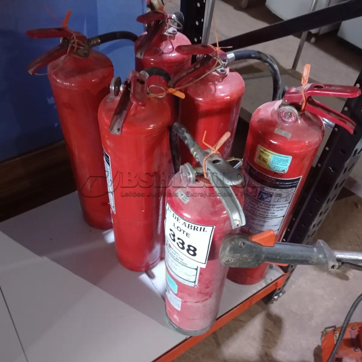 LOTE 338 - 06 EXTINTORES DE INCÊNDIO. (NO ESTADO) ATENÇÃO! FAZER A VISITAÇÃO ANTES DE ARREMATAR, NÃO SABEMOS SE FUNCIONA. LEILÃO NÃO TEM GARANTIA E NEM DEVOLUÇÃO, SUJEITO A POSSÍVEIS AVARIAS VISÍVEIS/OCULTAS E/OU AUSÊNCIA DE COMPONENTES.