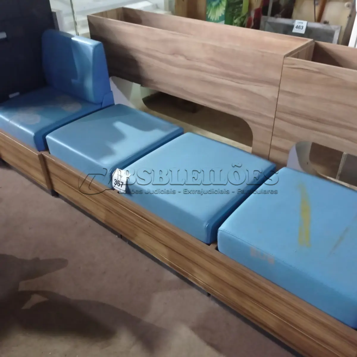 LOTE 367 - 01 BANCO EM MADEIRA COM 03 ACENTOS E 01 ARMÁRIO 02 PORTAS EM MADEIRA.  (NO ESTADO) ATENÇÃO! FAZER A VISITAÇÃO ANTES DE ARREMATAR, NÃO SABEMOS SE FUNCIONA. LEILÃO NÃO TEM GARANTIA E NEM DEVOLUÇÃO, SUJEITO A POSSÍVEIS AVARIAS VISÍVEIS/OCULTAS E/OU AUSÊNCIA DE COMPONENTES.