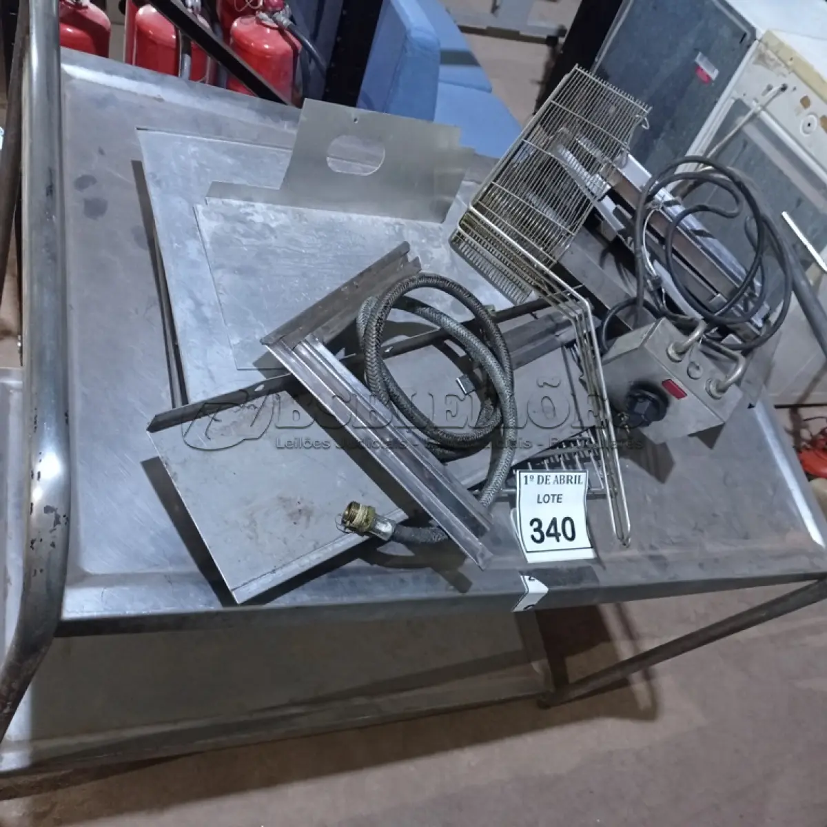 LOTE 340 - 01 CARRINHO EM INOX COM AVARIAS E 01 AQUECEDOR PARA FRITADEIRA. (NO ESTADO) ATENÇÃO! FAZER A VISITAÇÃO ANTES DE ARREMATAR, NÃO SABEMOS SE FUNCIONA. LEILÃO NÃO TEM GARANTIA E NEM DEVOLUÇÃO, SUJEITO A POSSÍVEIS AVARIAS VISÍVEIS/OCULTAS E/OU AUSÊNCIA DE COMPONENTES.