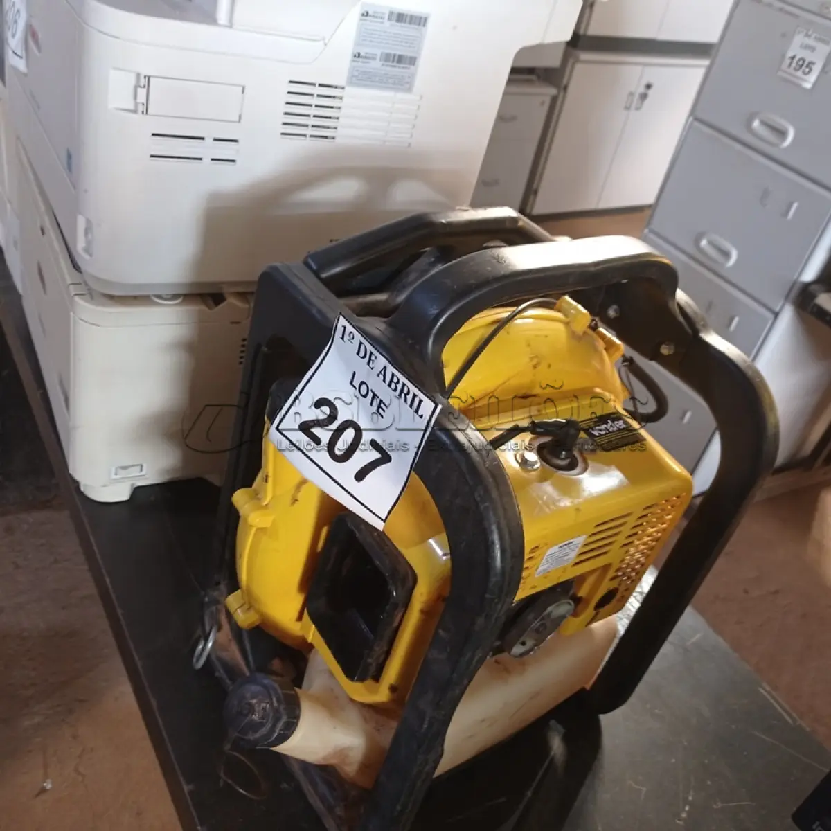 LOTE 207 - 01 SOPRADOR DE FOLHAS COSTAL A GASOLINA VONDER. (NO ESTADO) ATENÇÃO! FAZER A VISITAÇÃO ANTES DE ARREMATAR, NÃO SABEMOS SE FUNCIONA. LEILÃO NÃO TEM GARANTIA E NEM DEVOLUÇÃO, SUJEITO A POSSÍVEIS AVARIAS VISÍVEIS/OCULTAS E/OU AUSÊNCIA DE COMPONENTES.