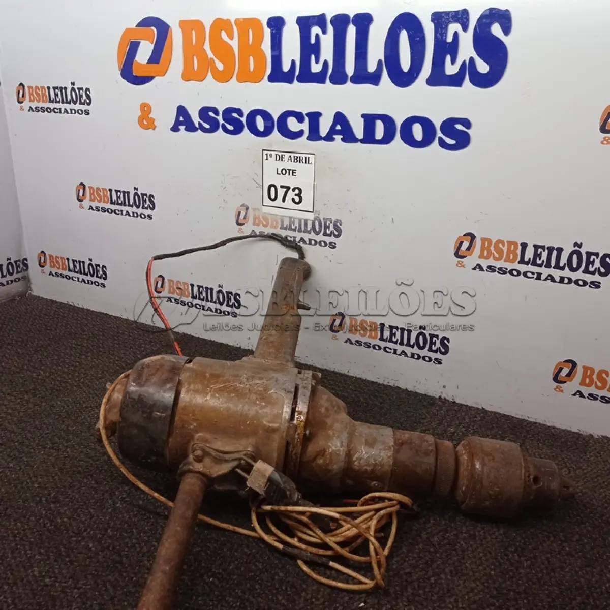 LOTE 073 - 01 FURADEIRA INDUSTRIAL. (NO ESTADO) ATENÇÃO! FAZER A VISITAÇÃO ANTES DE ARREMATAR, NÃO SABEMOS SE FUNCIONA. LEILÃO NÃO TEM GARANTIA E NEM DEVOLUÇÃO, SUJEITO A POSSÍVEIS AVARIAS VISÍVEIS/OCULTAS E/OU AUSÊNCIA DE COMPONENTES.