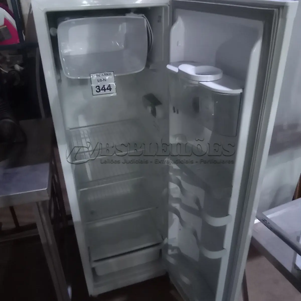 LOTE 344 - 01 GELADEIRA CÔNSUL. (NO ESTADO) ATENÇÃO! FAZER A VISITAÇÃO ANTES DE ARREMATAR, NÃO SABEMOS SE FUNCIONA. LEILÃO NÃO TEM GARANTIA E NEM DEVOLUÇÃO, SUJEITO A POSSÍVEIS AVARIAS VISÍVEIS/OCULTAS E/OU AUSÊNCIA DE COMPONENTES.