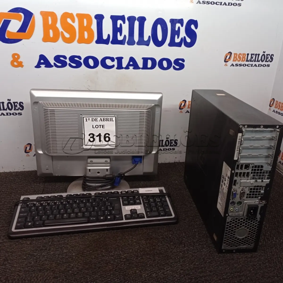 LOTE 316 - 01 CPU HP, 01 MONITOR E 01 TECLADO. (NO ESTADO) ATENÇÃO! FAZER A VISITAÇÃO ANTES DE ARREMATAR, NÃO SABEMOS SE FUNCIONA. LEILÃO NÃO TEM GARANTIA E NEM DEVOLUÇÃO, SUJEITO A POSSÍVEIS AVARIAS VISÍVEIS/OCULTAS E/OU AUSÊNCIA DE COMPONENTES.