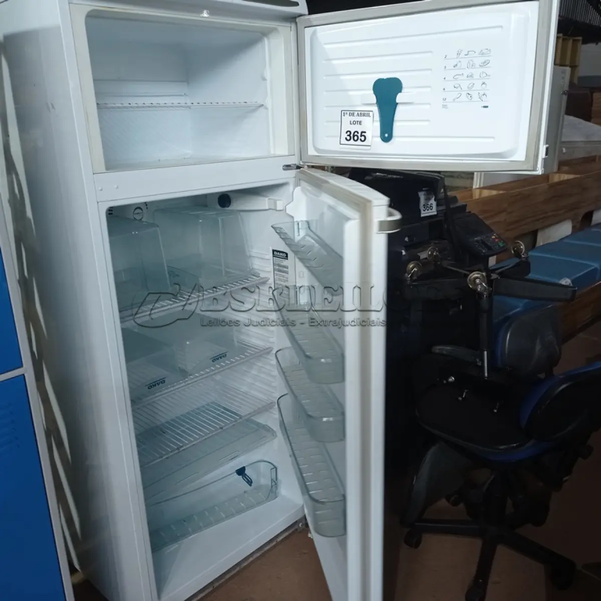 LOTE 365 - 01 GELADEIRA DAKO. (NO ESTADO) ATENÇÃO! FAZER A VISITAÇÃO ANTES DE ARREMATAR, NÃO SABEMOS SE FUNCIONA. LEILÃO NÃO TEM GARANTIA E NEM DEVOLUÇÃO, SUJEITO A POSSÍVEIS AVARIAS VISÍVEIS/OCULTAS E/OU AUSÊNCIA DE COMPONENTES.