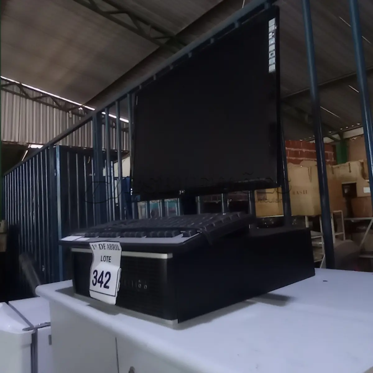 LOTE 342 - 01 CPU HP, 01 MONITOR E 01 TECLADO. (NO ESTADO) ATENÇÃO! FAZER A VISITAÇÃO ANTES DE ARREMATAR, NÃO SABEMOS SE FUNCIONA. LEILÃO NÃO TEM GARANTIA E NEM DEVOLUÇÃO, SUJEITO A POSSÍVEIS AVARIAS VISÍVEIS/OCULTAS E/OU AUSÊNCIA DE COMPONENTES.