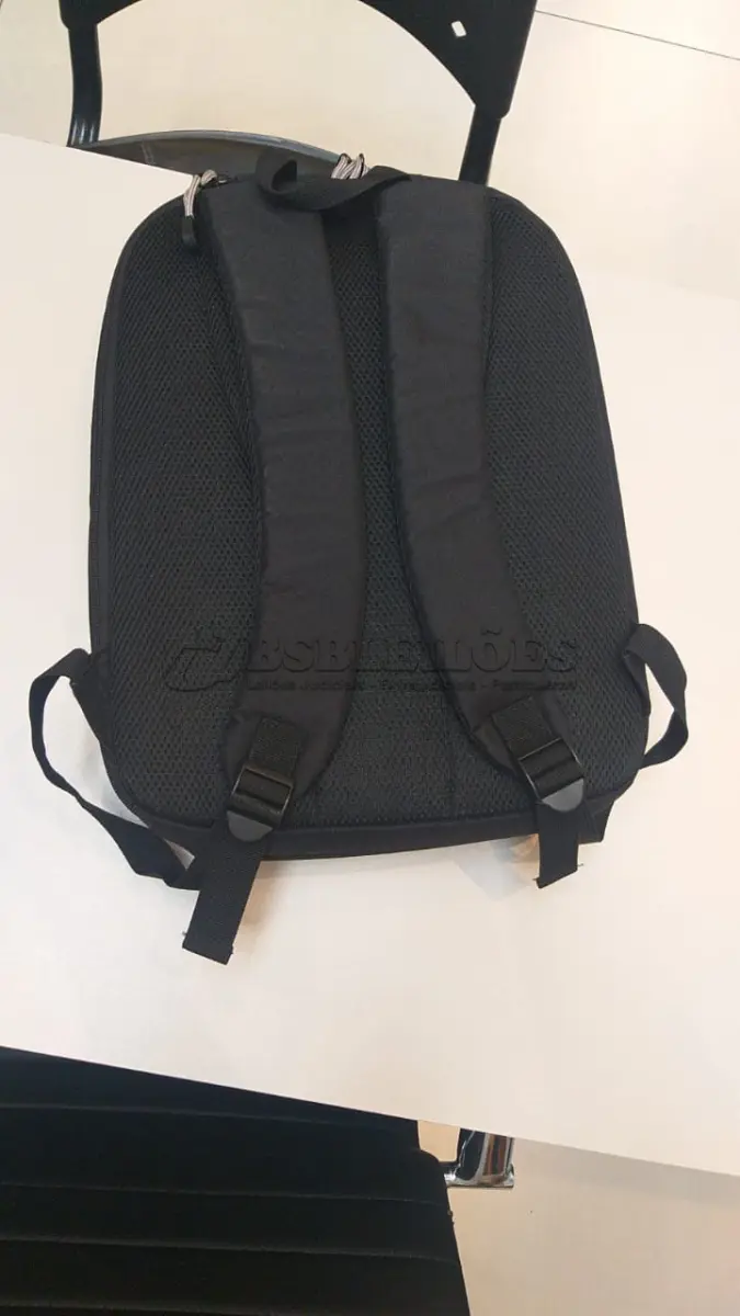 LOTE 203 - 01 MOCHILA NA COR PRETA . (NO ESTADO) ATENÇÃO! FAZER A VISITAÇÃO ANTES DE ARREMATAR, NÃO SABEMOS SE FUNCIONA. LEILÃO NÃO TEM GARANTIA E NEM DEVOLUÇÃO, SUJEITO A POSSÍVEIS AVARIAS VISÍVEIS/OCULTAS E/OU AUSÊNCIA DE COMPONENTES.