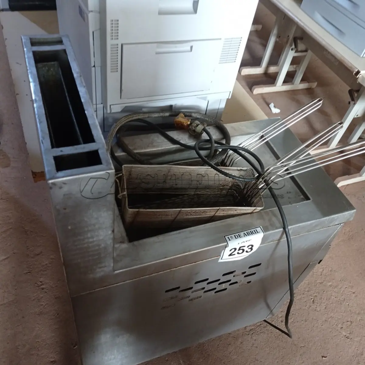 LOTE 253 - 01 FRITADEIRA ÁGUA E ÓLEO. (NO ESTADO) ATENÇÃO! FAZER A VISITAÇÃO ANTES DE ARREMATAR, NÃO SABEMOS SE FUNCIONA. LEILÃO NÃO TEM GARANTIA E NEM DEVOLUÇÃO, SUJEITO A POSSÍVEIS AVARIAS VISÍVEIS/OCULTAS E/OU AUSÊNCIA DE COMPONENTES.