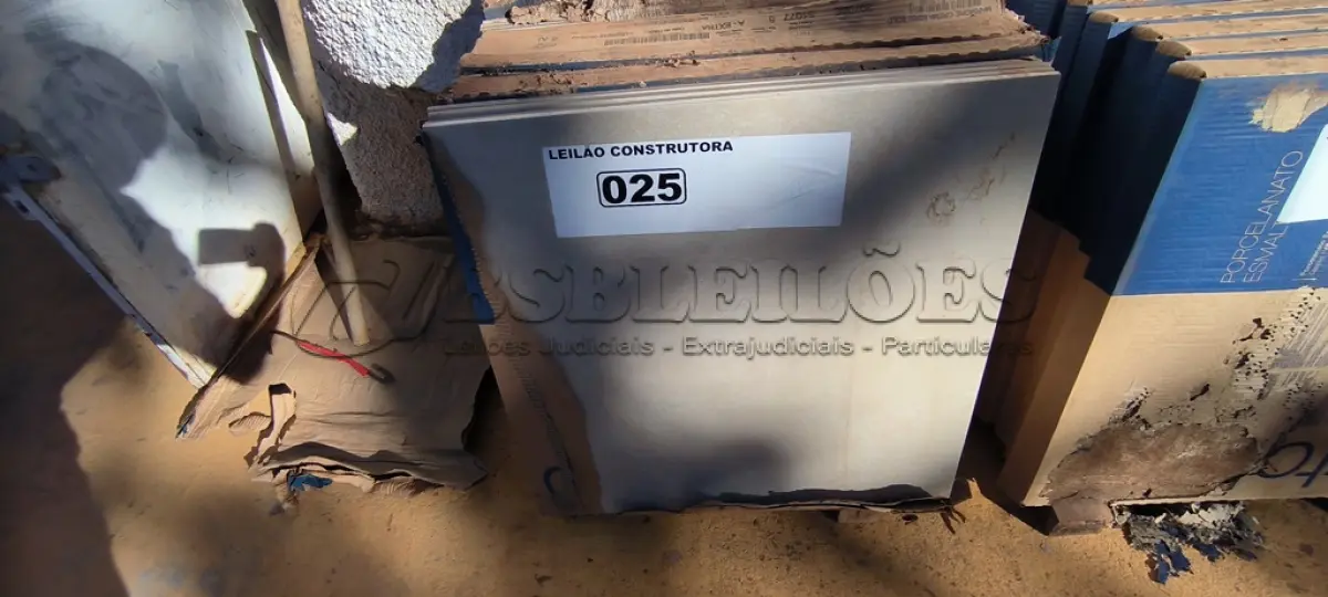 LOTE 025 - 08 CAIXAS DE PORCELANATO  MARMORE CREMA 60CM X60CM APROXIMADAMENTE 11,52M² (NO ESTADO)