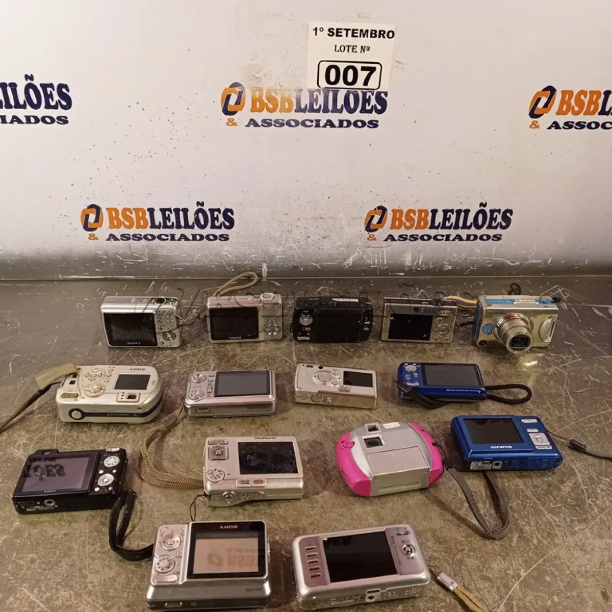 LOTE 007 - 01 LOTE COM VÁRIAS CÂMERAS FOTOGRÁFICAS MARCAS E MODELOS DIVERSOS. (NO ESTADO) ATENÇÃO! FAZER A VISITAÇÃO ANTES DE ARREMATAR, NÃO SABEMOS SE FUNCIONA. LEILÃO NÃO TEM GARANTIA E NEM DEVOLUÇÃO, SUJEITO A POSSÍVEIS AVARIAS VISÍVEIS/OCULTAS E/OU AUSÊNCIA DE COMPONENTES.