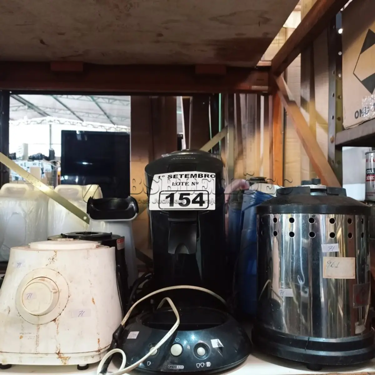 LOTE 154 - 03 GARRAFAS TÉRMICA, 04 BASES DE LIQUIDIFICADOR, 01 PIPOQUEIRA, 01 CAFETEIRA E 01 LIQUIDIFICADOR MARCAS E MODELOS DIVERSOS COM AVARIAS. (NO ESTADO) ATENÇÃO! FAZER A VISITAÇÃO ANTES DE ARREMATAR, NÃO SABEMOS SE FUNCIONA. LEILÃO NÃO TEM GARANTIA E NEM DEVOLUÇÃO, SUJEITO A POSSÍVEIS AVARIAS VISÍVEIS/OCULTAS E/OU AUSÊNCIA DE COMPONENTES.