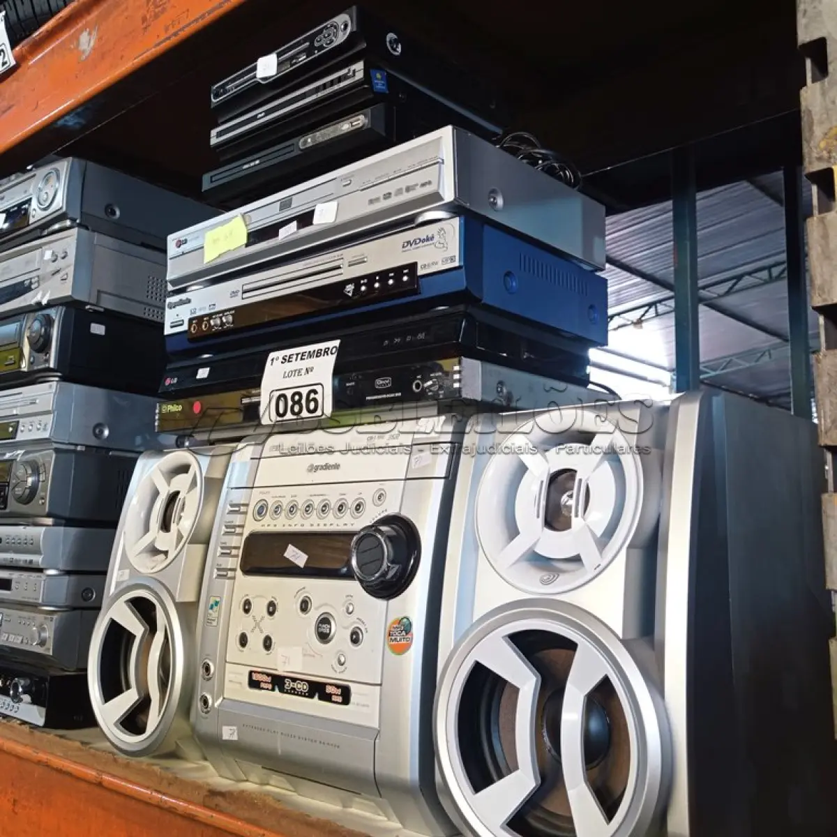 LOTE 086 - 07 APARELHOS DE DVD E 01 SOM 3X1 MARCA GRADIENTE. (NO ESTADO) ATENÇÃO! FAZER A VISITAÇÃO ANTES DE ARREMATAR, NÃO SABEMOS SE FUNCIONA. LEILÃO NÃO TEM GARANTIA E NEM DEVOLUÇÃO, SUJEITO A POSSÍVEIS AVARIAS VISÍVEIS/OCULTAS E/OU AUSÊNCIA DE COMPONENTES.
