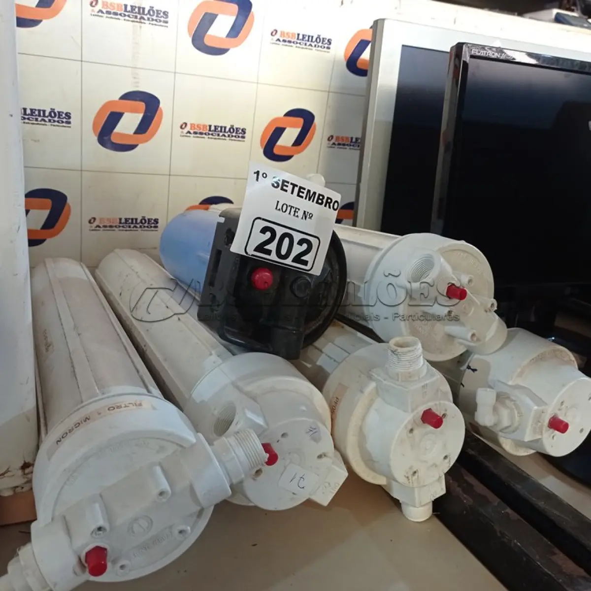 LOTE 202 - 06 FILTROS PARA CAIXA D’AGUA TIPO CAVALETE. (NO ESTADO) ATENÇÃO! FAZER A VISITAÇÃO ANTES DE ARREMATAR, NÃO SABEMOS SE FUNCIONA. LEILÃO NÃO TEM GARANTIA E NEM DEVOLUÇÃO, SUJEITO A POSSÍVEIS AVARIAS VISÍVEIS/OCULTAS E/OU AUSÊNCIA DE COMPONENTES.