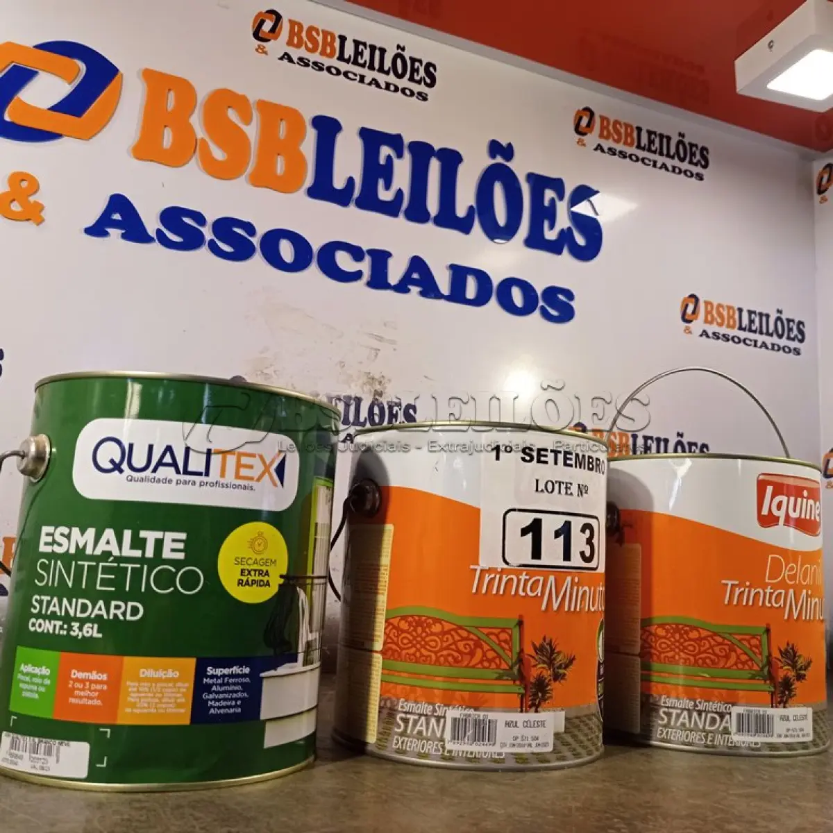 LOTE 113 - 03 GALÕES DE ESMALTE SINTÉTICO SENDO: 02 IQUINE 3,6L NA COR AZUL CELESTE E 01 QUALITEX 3,6L BRANCO NEVE. (NO ESTADO) ATENÇÃO! FAZER A VISITAÇÃO ANTES DE ARREMATAR, NÃO SABEMOS SE FUNCIONA. LEILÃO NÃO TEM GARANTIA E NEM DEVOLUÇÃO, SUJEITO A POSSÍVEIS AVARIAS VISÍVEIS/OCULTAS E/OU AUSÊNCIA DE COMPONENTES.