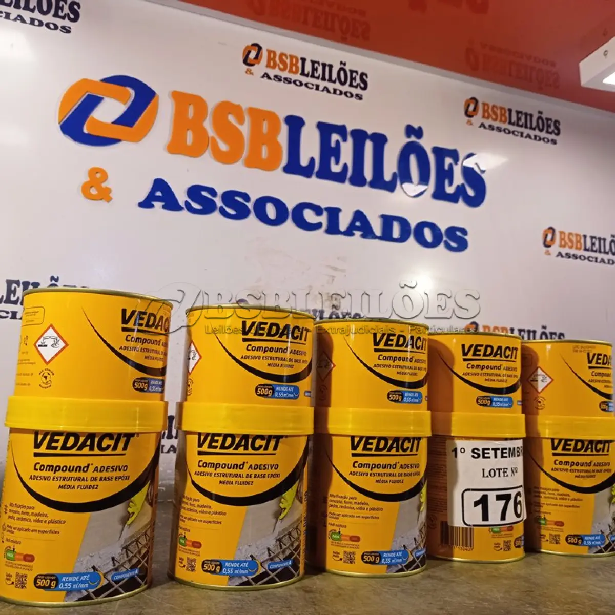 LOTE 176 - 05 LATAS DE ADESIVO ESTRUTURAL DE BASE EPÓXI MEDIA FLUIDEZ COMPONENTES A+B. (NO ESTADO) ATENÇÃO! FAZER A VISITAÇÃO ANTES DE ARREMATAR, NÃO SABEMOS SE FUNCIONA. LEILÃO NÃO TEM GARANTIA E NEM DEVOLUÇÃO, SUJEITO A POSSÍVEIS AVARIAS VISÍVEIS/OCULTAS E/OU AUSÊNCIA DE COMPONENTES.