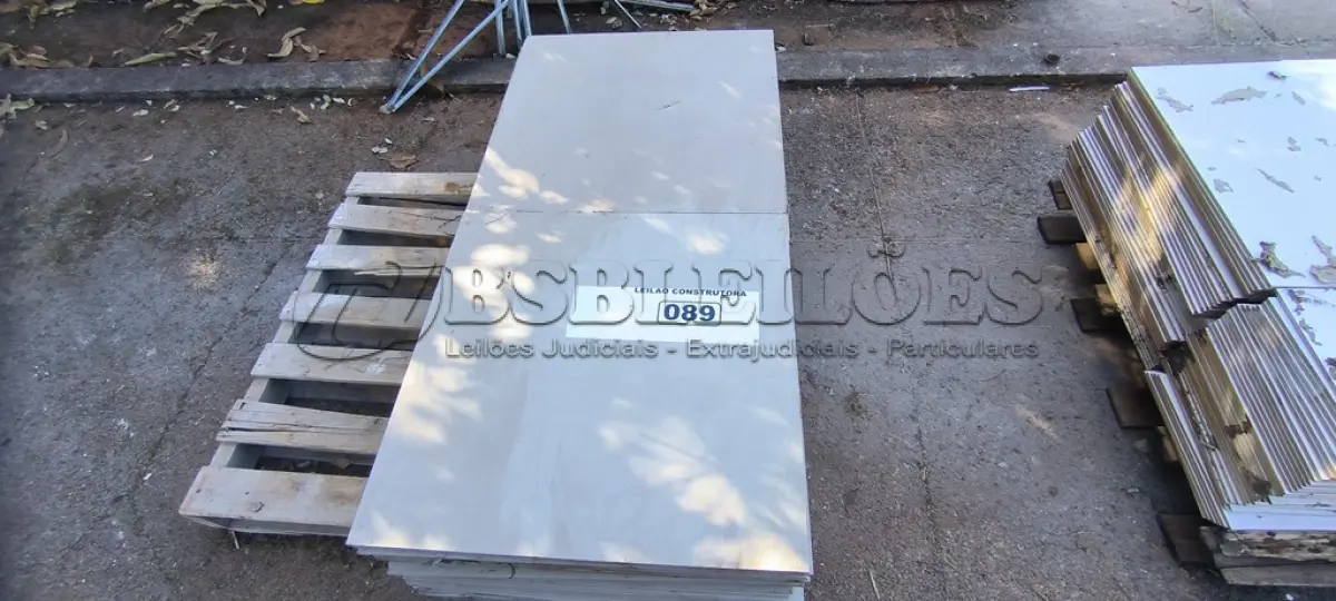 LOTE 089 - 01 LOTE COM PORCELANATOS 60 CM X 60CM APROXIMADAMENTE 25,20M²(NO ESTADO)