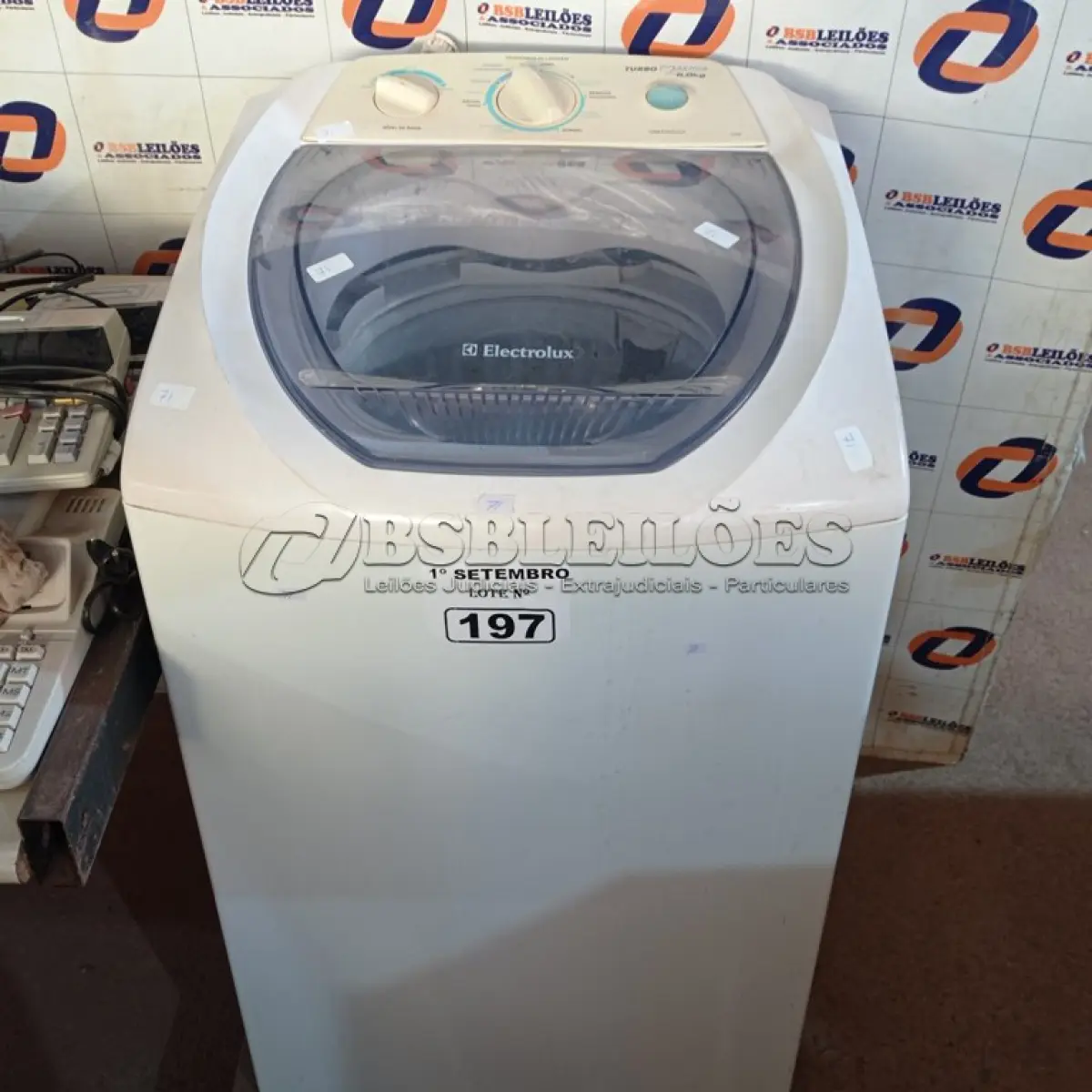 LOTE 197 - 01 MÁQUINA DE LAVAR ROUPAS MARCA ELECTROLUX CAPACIDADE 5.0KG 220V. (NO ESTADO) ATENÇÃO! FAZER A VISITAÇÃO ANTES DE ARREMATAR, NÃO SABEMOS SE FUNCIONA. LEILÃO NÃO TEM GARANTIA E NEM DEVOLUÇÃO, SUJEITO A POSSÍVEIS AVARIAS VISÍVEIS/OCULTAS E/OU AUSÊNCIA DE COMPONENTES.