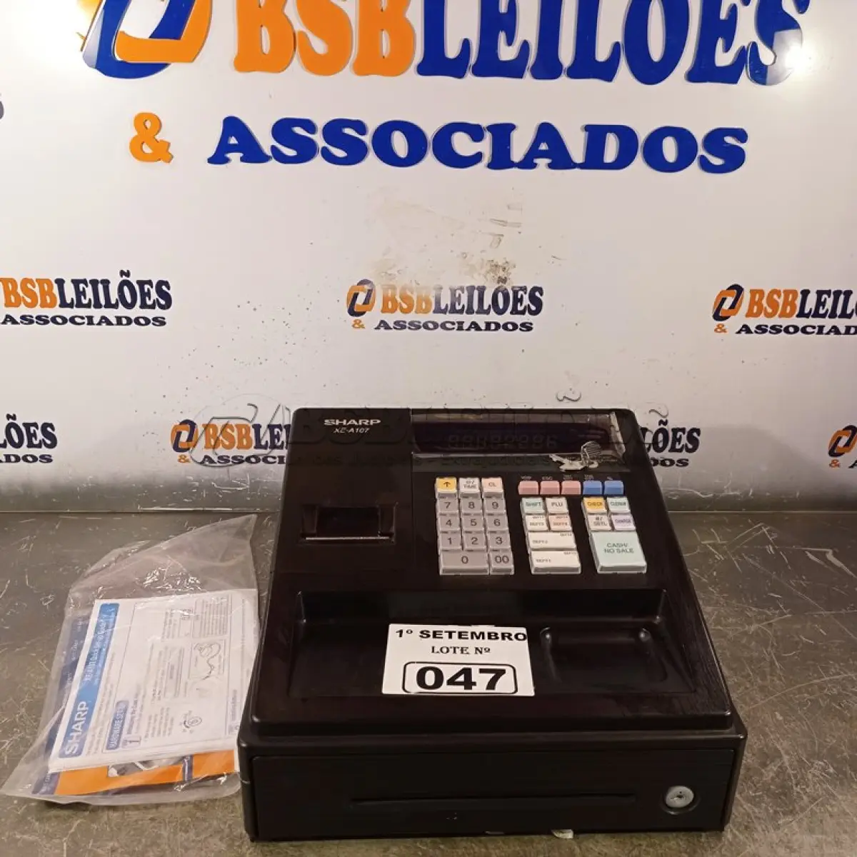 LOTE 047 - 01 CAIXA REGISTRADORA MARCA SHARP MODELO XE-A107. (NO ESTADO) ATENÇÃO! FAZER A VISITAÇÃO ANTES DE ARREMATAR, NÃO SABEMOS SE FUNCIONA. LEILÃO NÃO TEM GARANTIA E NEM DEVOLUÇÃO, SUJEITO A POSSÍVEIS AVARIAS VISÍVEIS/OCULTAS E/OU AUSÊNCIA DE COMPONENTES.