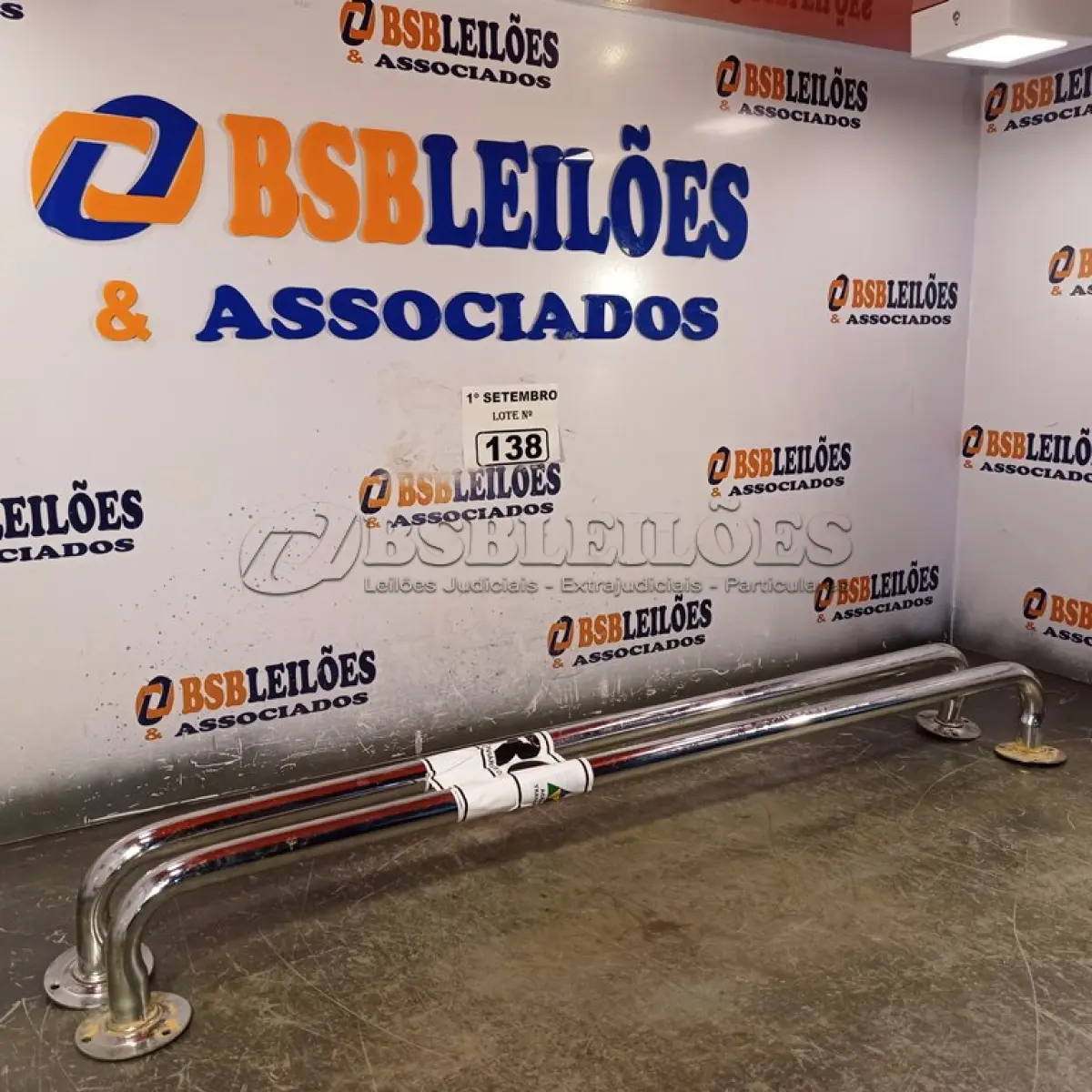 LOTE 138 - 02 BARRAS DE APOIO PARA BANHEIRO. (NO ESTADO) ATENÇÃO! FAZER A VISITAÇÃO ANTES DE ARREMATAR, NÃO SABEMOS SE FUNCIONA. LEILÃO NÃO TEM GARANTIA E NEM DEVOLUÇÃO, SUJEITO A POSSÍVEIS AVARIAS VISÍVEIS/OCULTAS E/OU AUSÊNCIA DE COMPONENTES.