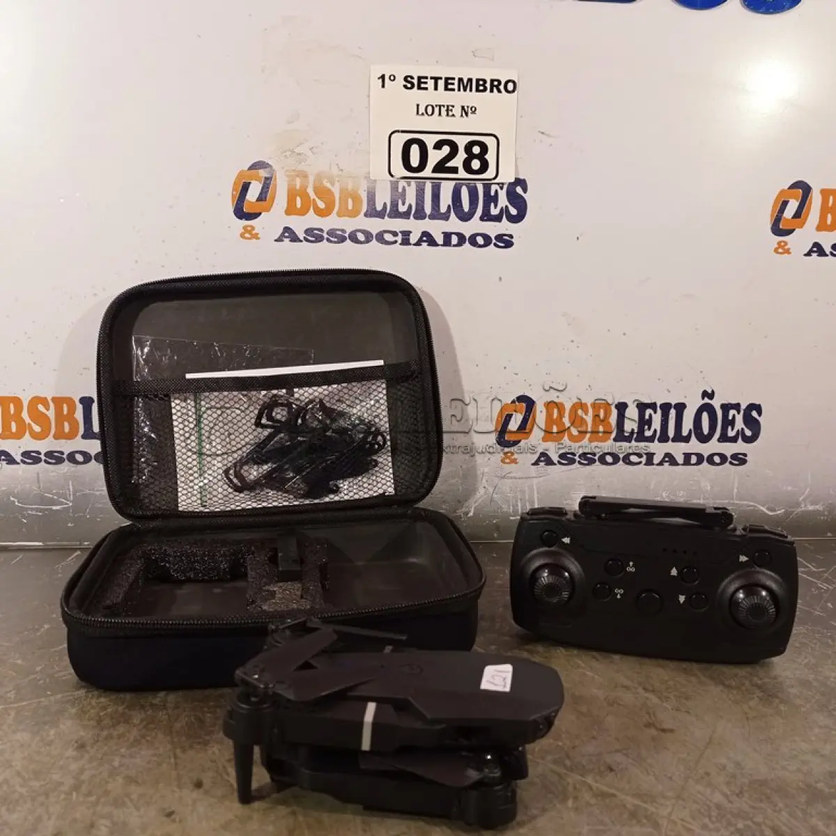 LOTE 028 - 01 DRONE PRO88. (NO ESTADO) ATENÇÃO! FAZER A VISITAÇÃO ANTES DE ARREMATAR, NÃO SABEMOS SE FUNCIONA. LEILÃO NÃO TEM GARANTIA E NEM DEVOLUÇÃO, SUJEITO A POSSÍVEIS AVARIAS VISÍVEIS/OCULTAS E/OU AUSÊNCIA DE COMPONENTES.