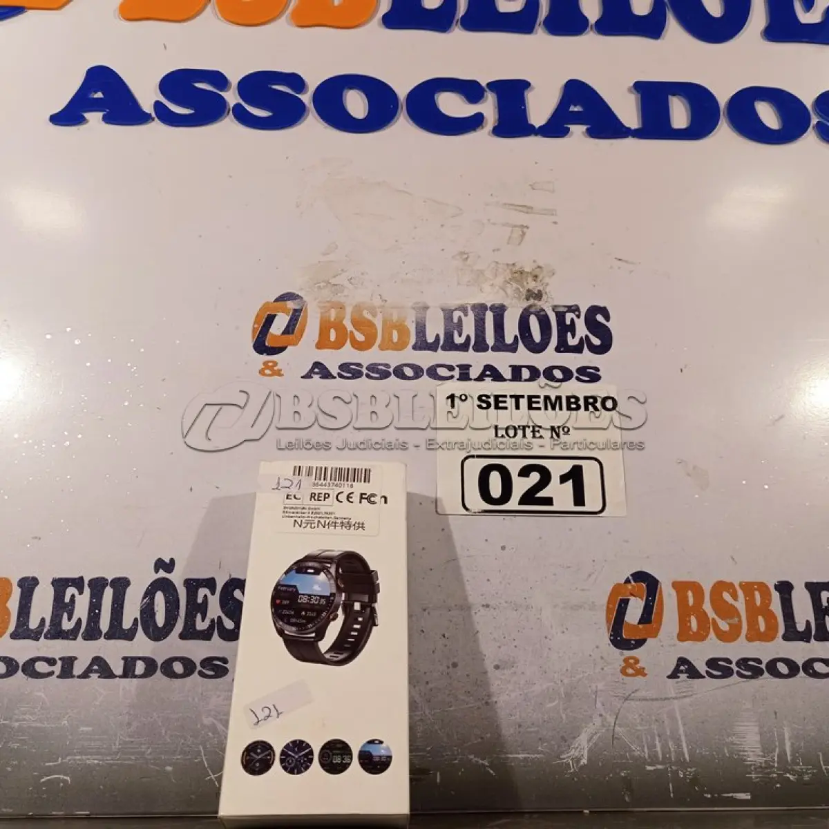 LOTE 021 - 01 RELÓGIO SMART WATCH. (NO ESTADO) ATENÇÃO! FAZER A VISITAÇÃO ANTES DE ARREMATAR, NÃO SABEMOS SE FUNCIONA. LEILÃO NÃO TEM GARANTIA E NEM DEVOLUÇÃO, SUJEITO A POSSÍVEIS AVARIAS VISÍVEIS/OCULTAS E/OU AUSÊNCIA DE COMPONENTES.