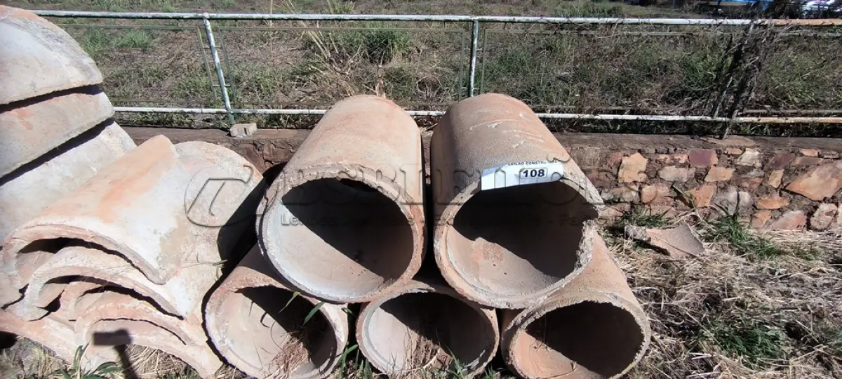 LOTE 108 - 05 MANILHA EM CONCRETO 1METO X70CM (NO ESTADO)