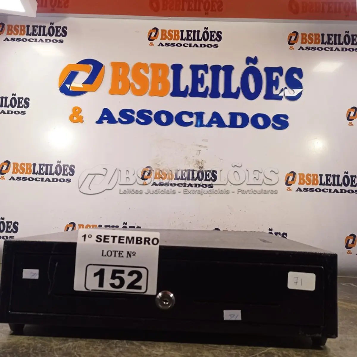 LOTE 152 - 01 GAVETA PARA CAIXA. (NO ESTADO) ATENÇÃO! FAZER A VISITAÇÃO ANTES DE ARREMATAR, NÃO SABEMOS SE FUNCIONA. LEILÃO NÃO TEM GARANTIA E NEM DEVOLUÇÃO, SUJEITO A POSSÍVEIS AVARIAS VISÍVEIS/OCULTAS E/OU AUSÊNCIA DE COMPONENTES.
